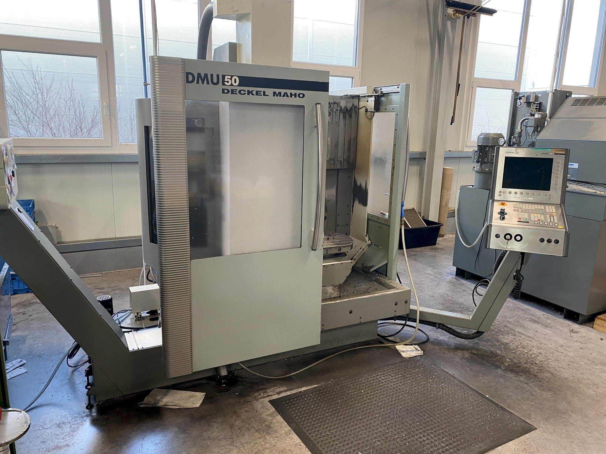 Makine DECKEL MAHO DMU 50 - Önden görünüm