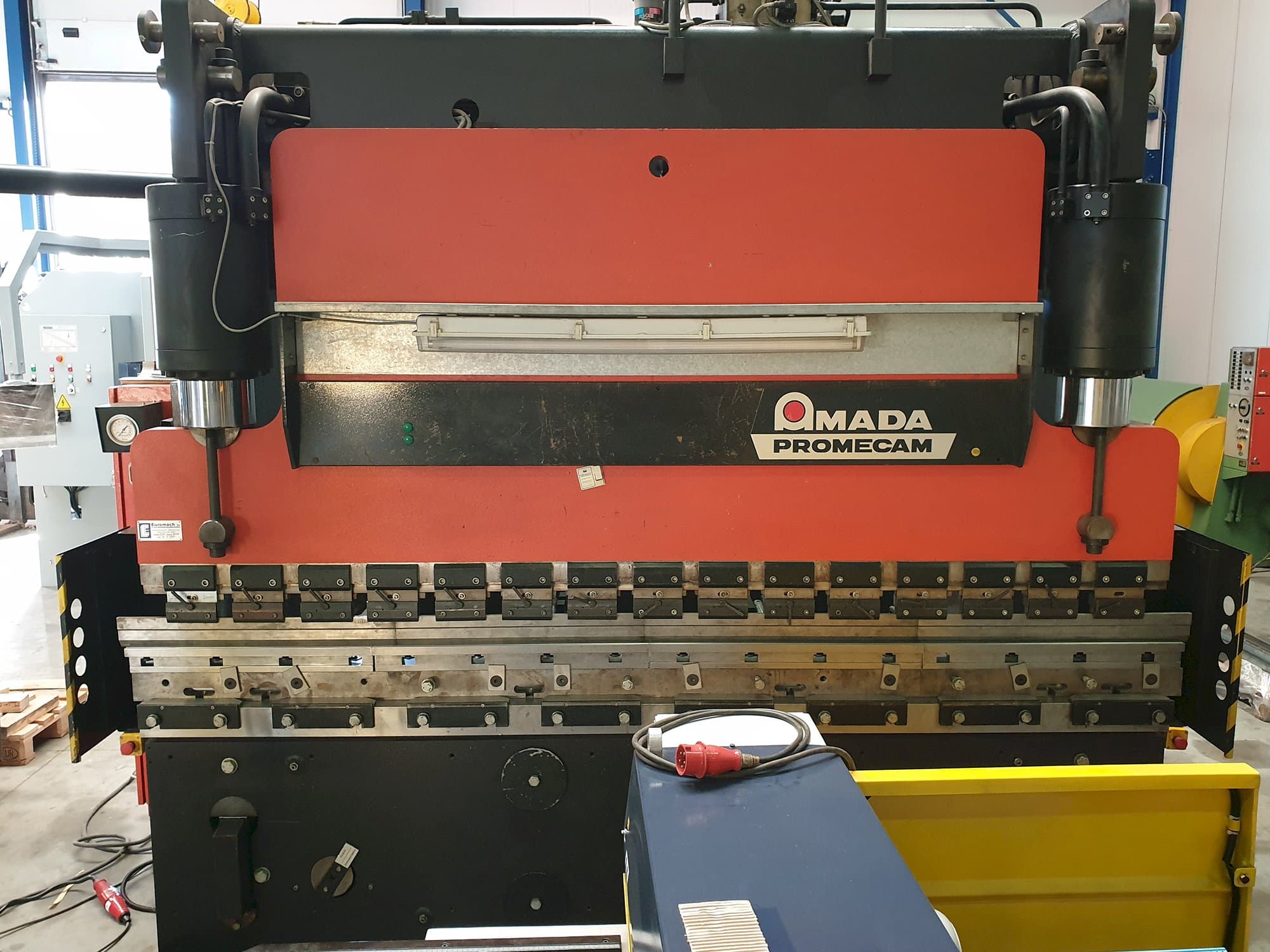 Makine  AMADA - Önden görünüm PROMECAM STPC 200/30