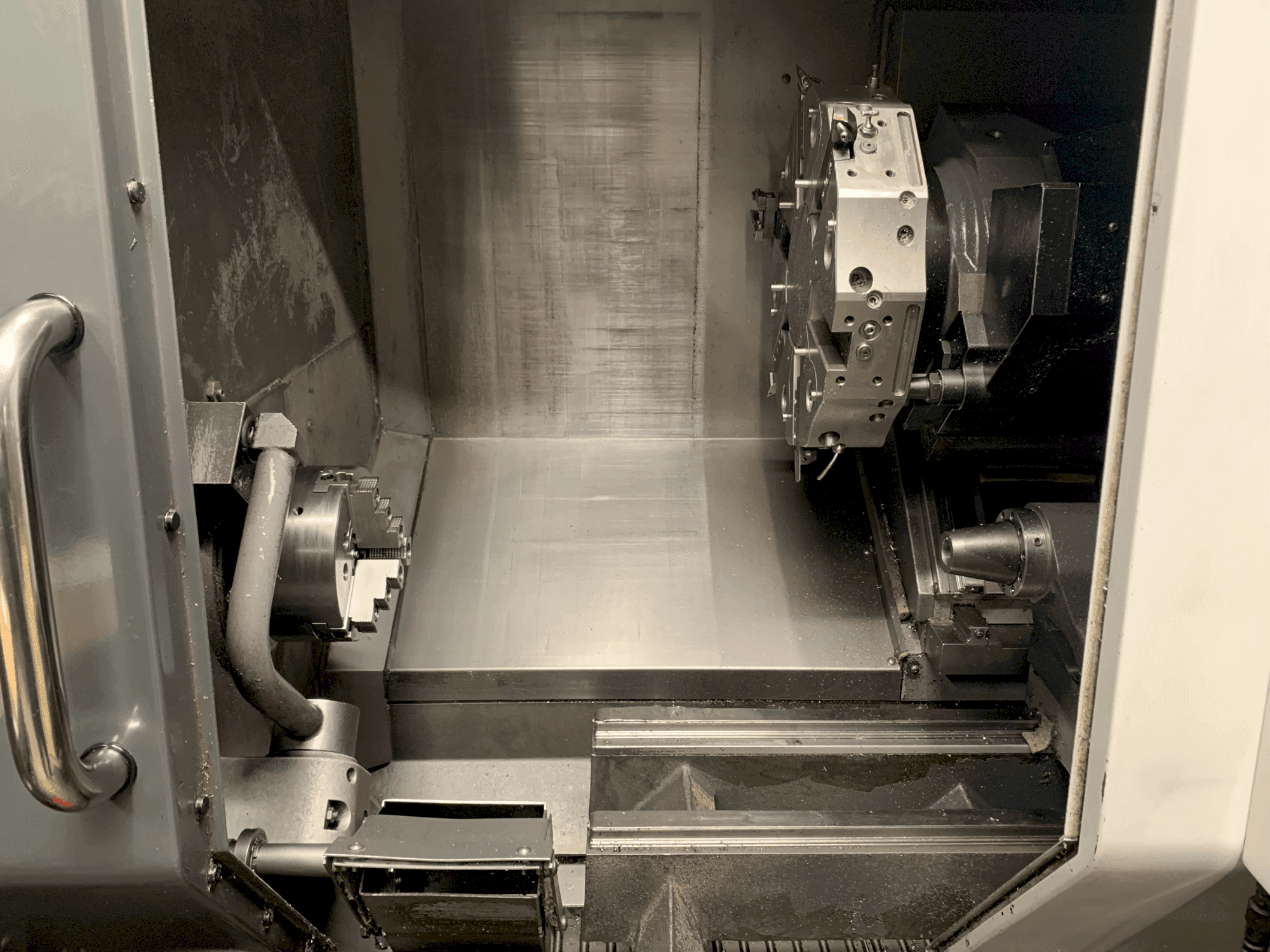 Makine HAAS ST-20Y - Önden görünüm