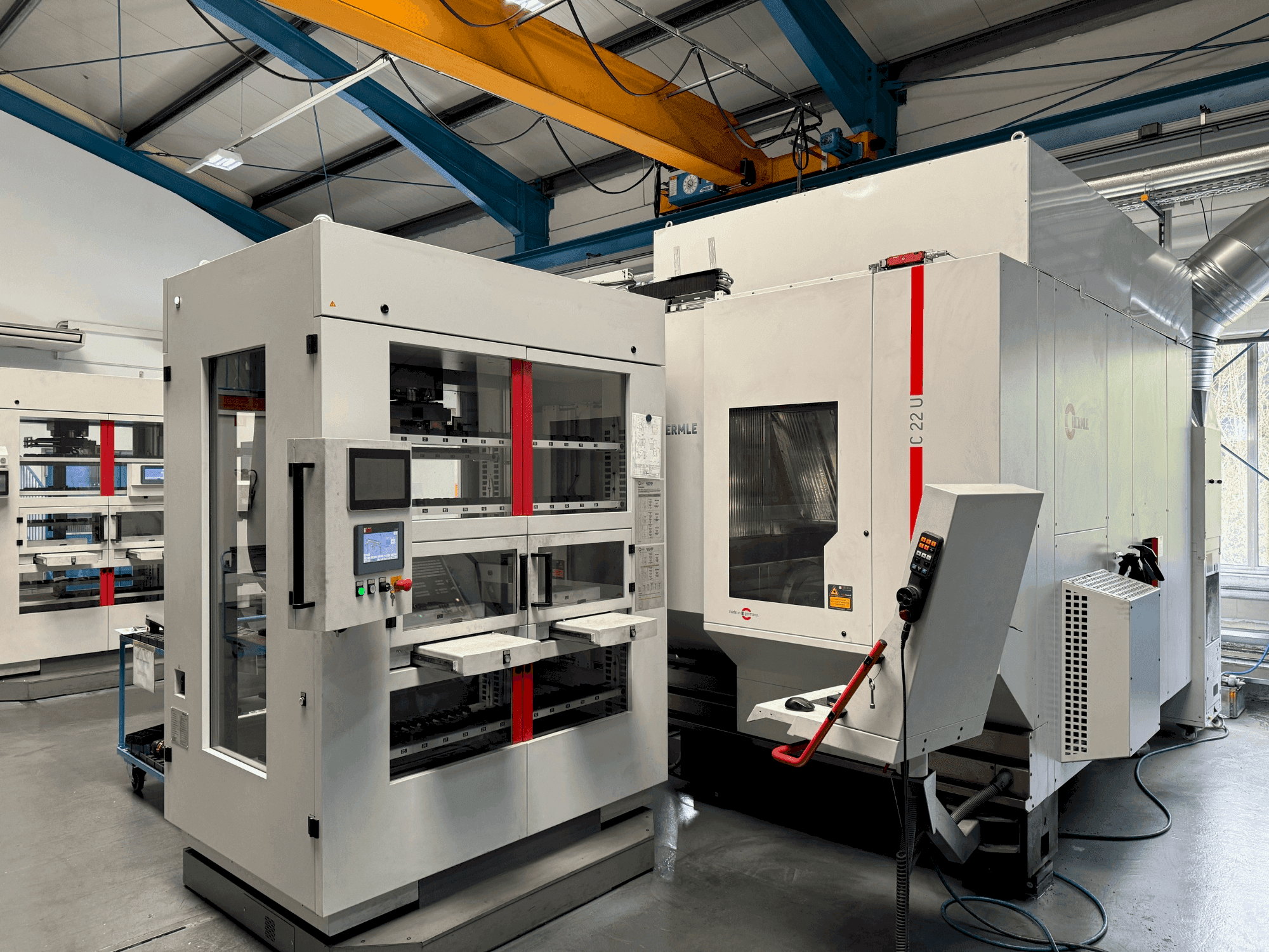 Makine HERMLE C22 with handling system IH30 (2017) - Önden görünüm