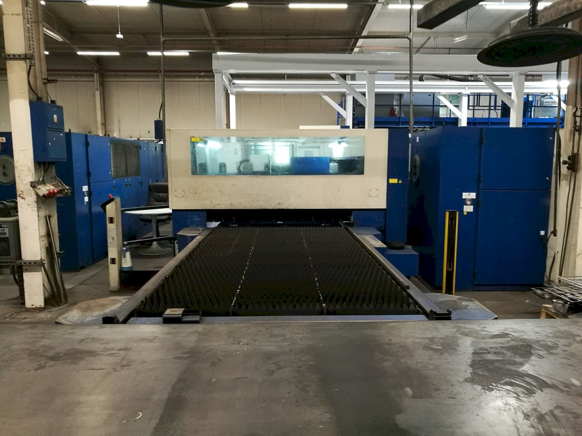 Makine Trumpf Trumatic L3050 - Önden görünüm