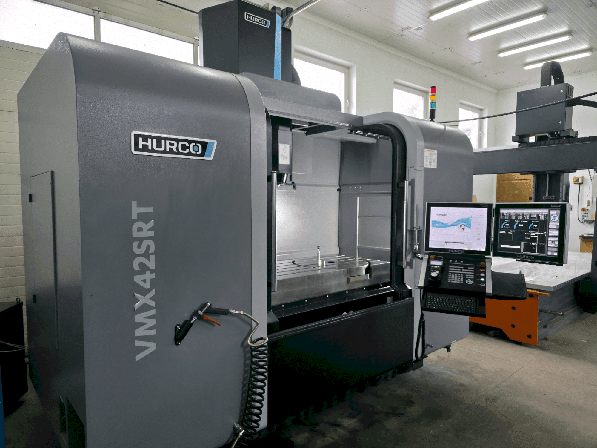 Makine  Hurco VMX 42SRTi - Önden görünüm