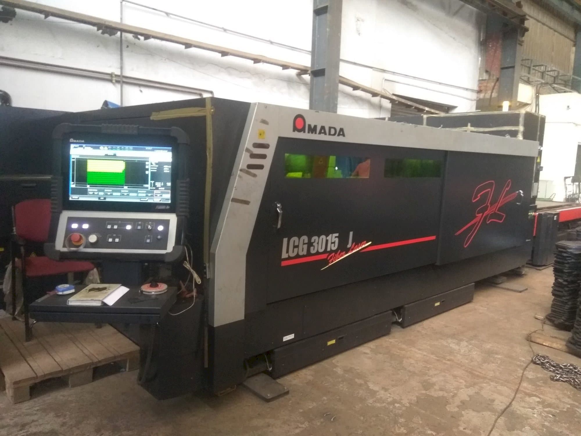Makine  AMADA LCG3015AJ - Önden görünüm