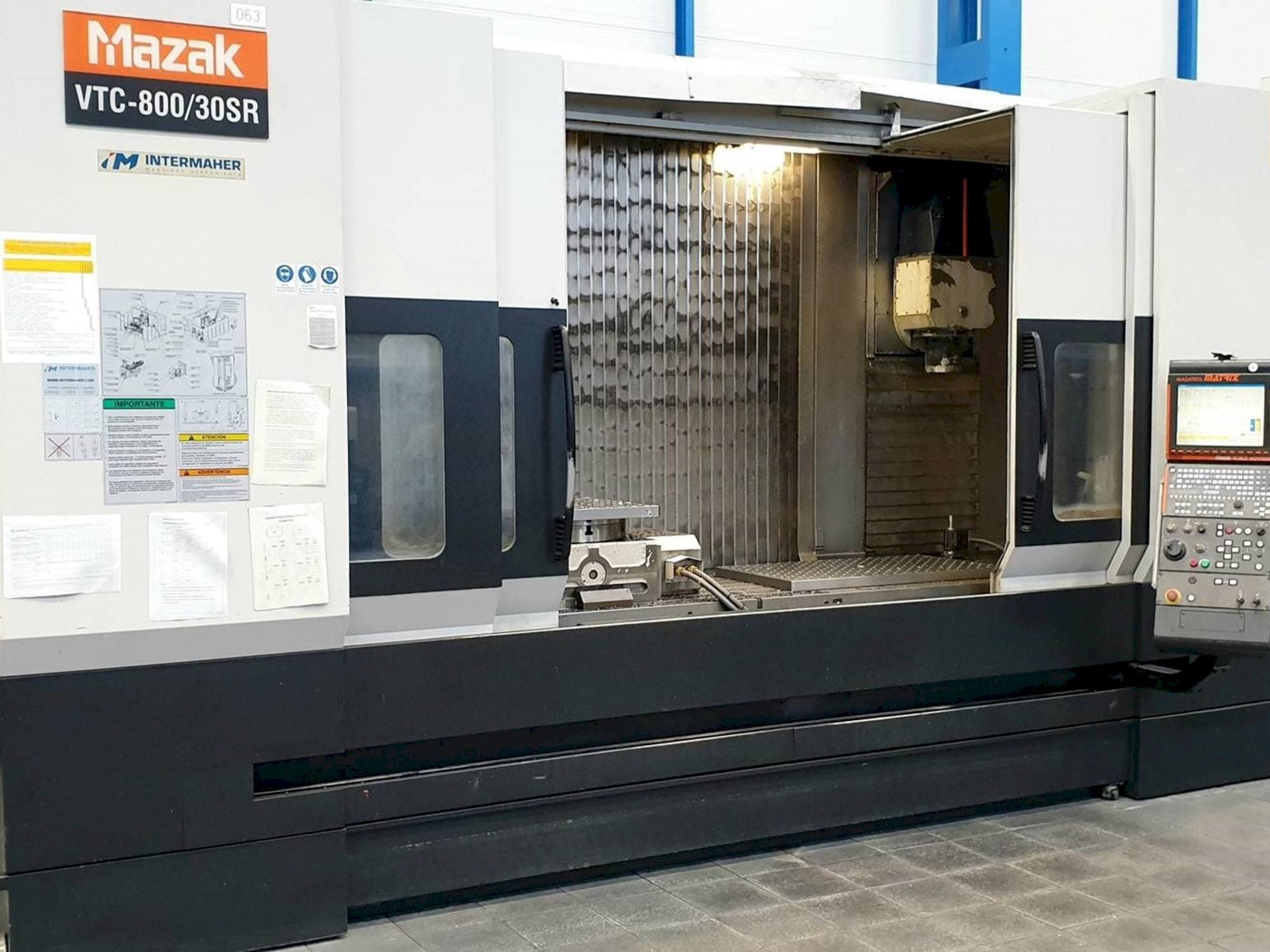 Makine Mazak VTC-800/30SR - Önden görünüm