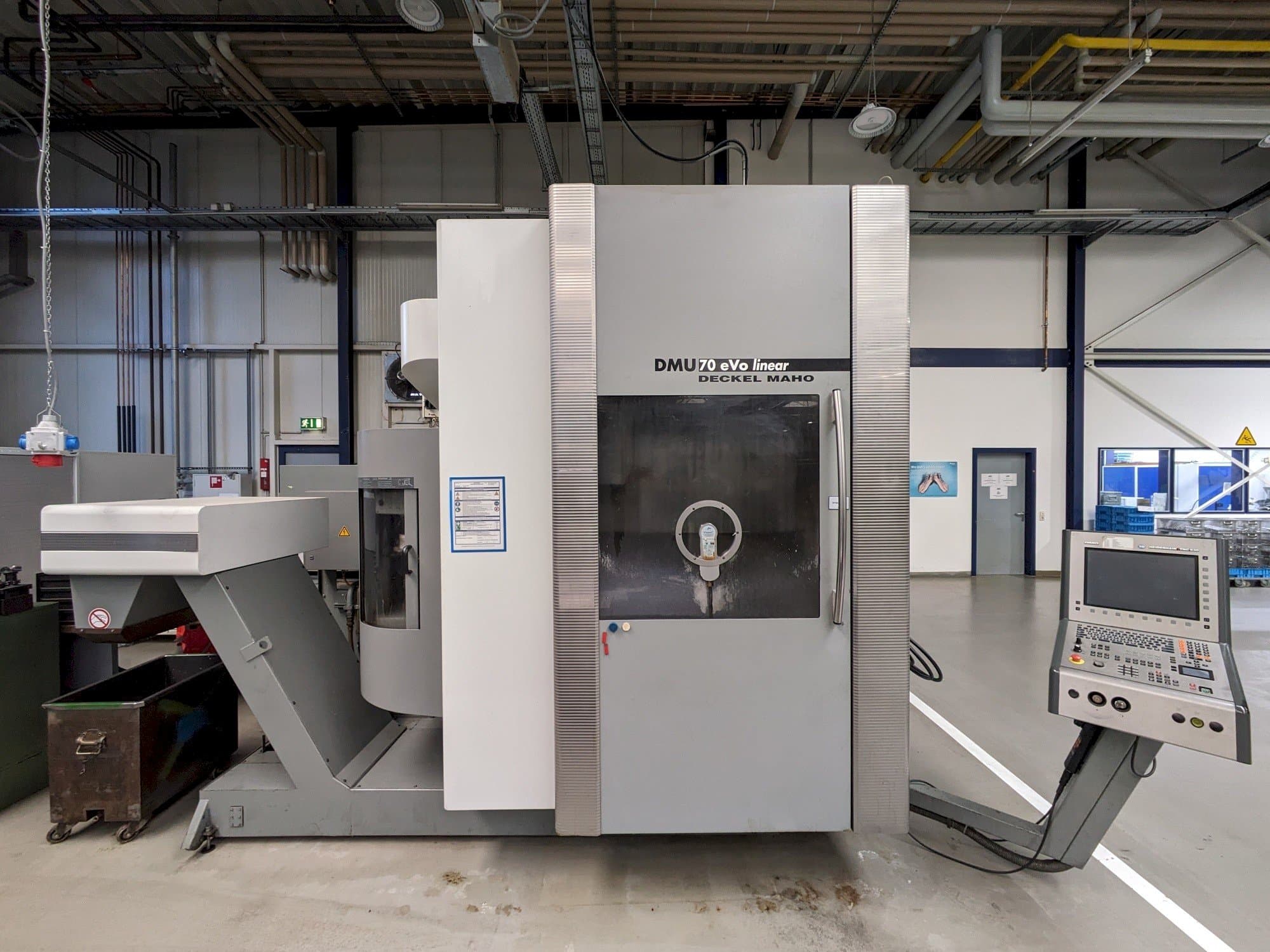 Makine DECKEL MAHO DMU70 eVo linear - Önden görünüm