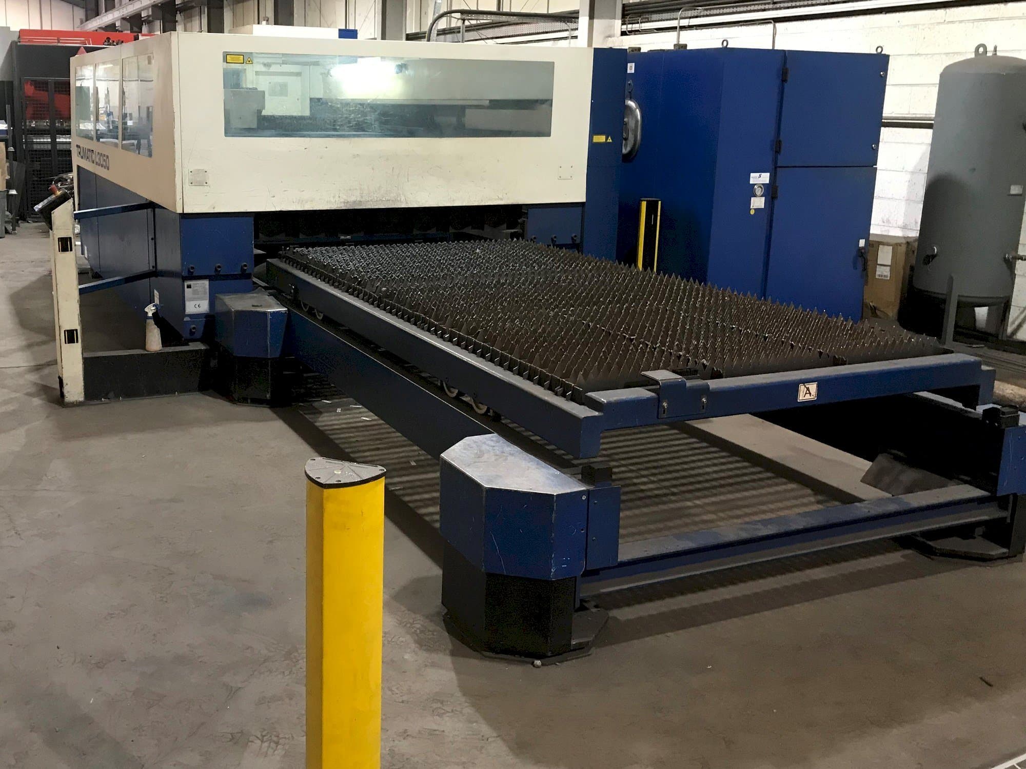 Makine Trumpf Trumatic L3050 - Önden görünüm