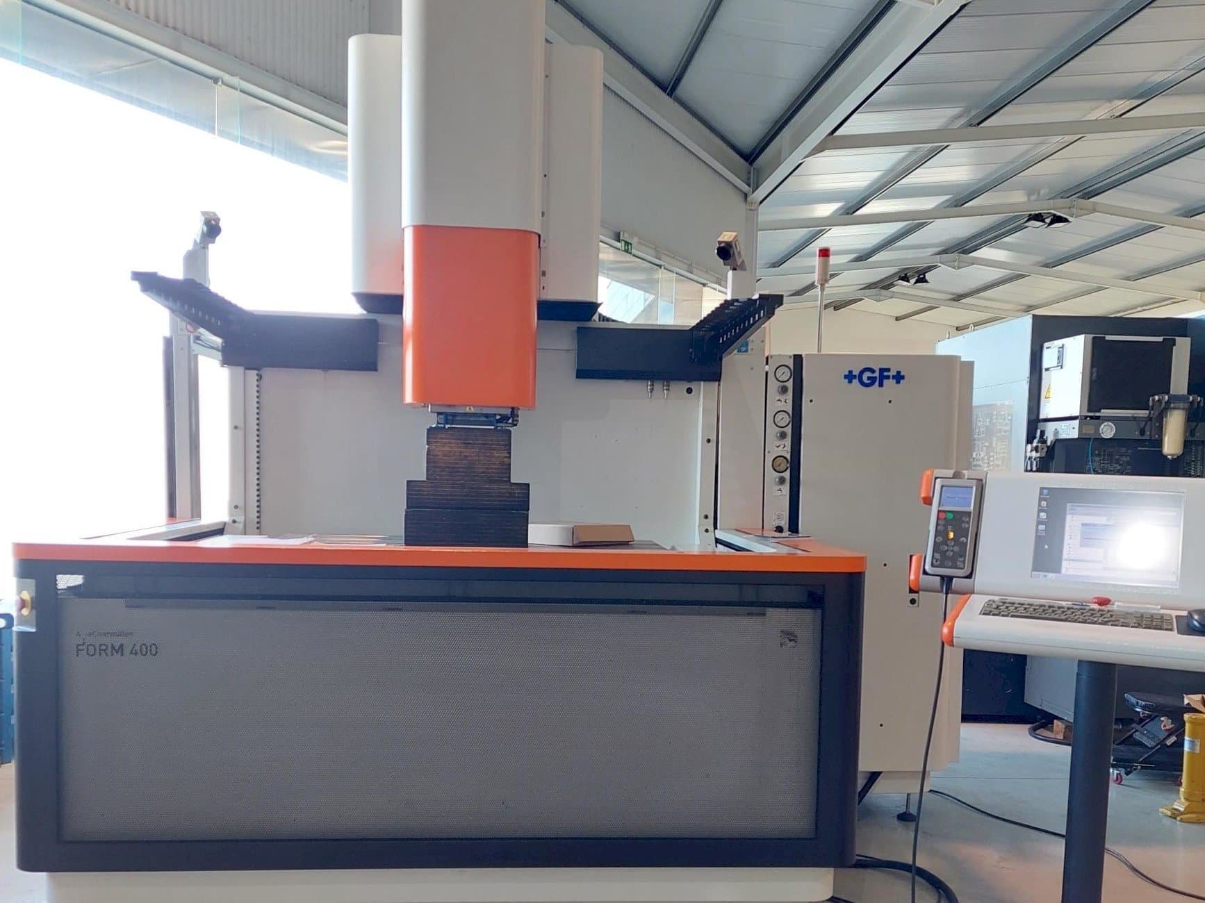 Makine AgieCharmilles FORM 400 - Önden görünüm