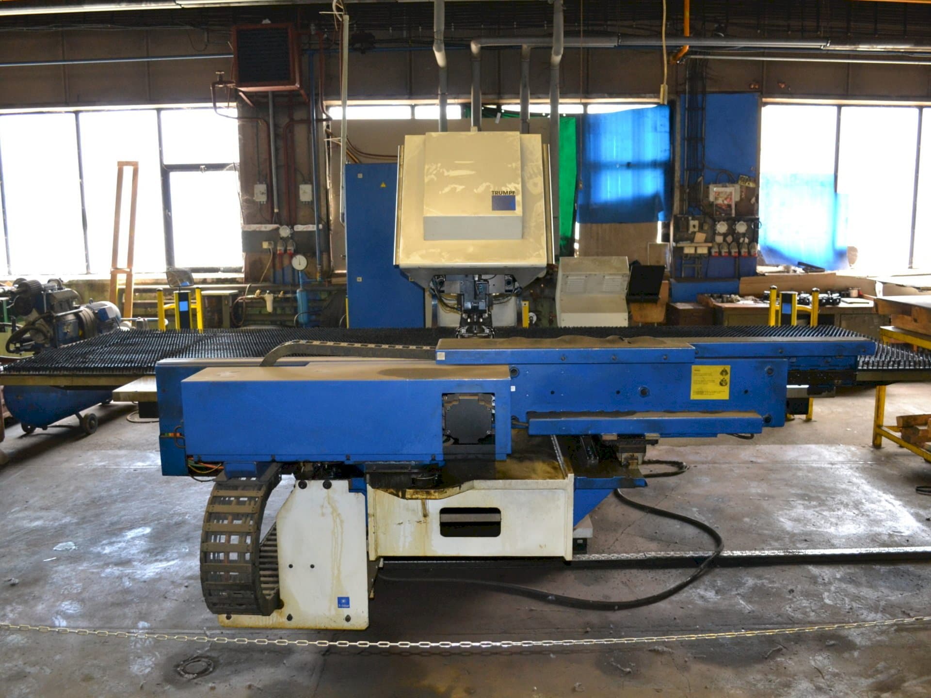 Makine Trumpf Trumatic 2000R - Önden görünüm