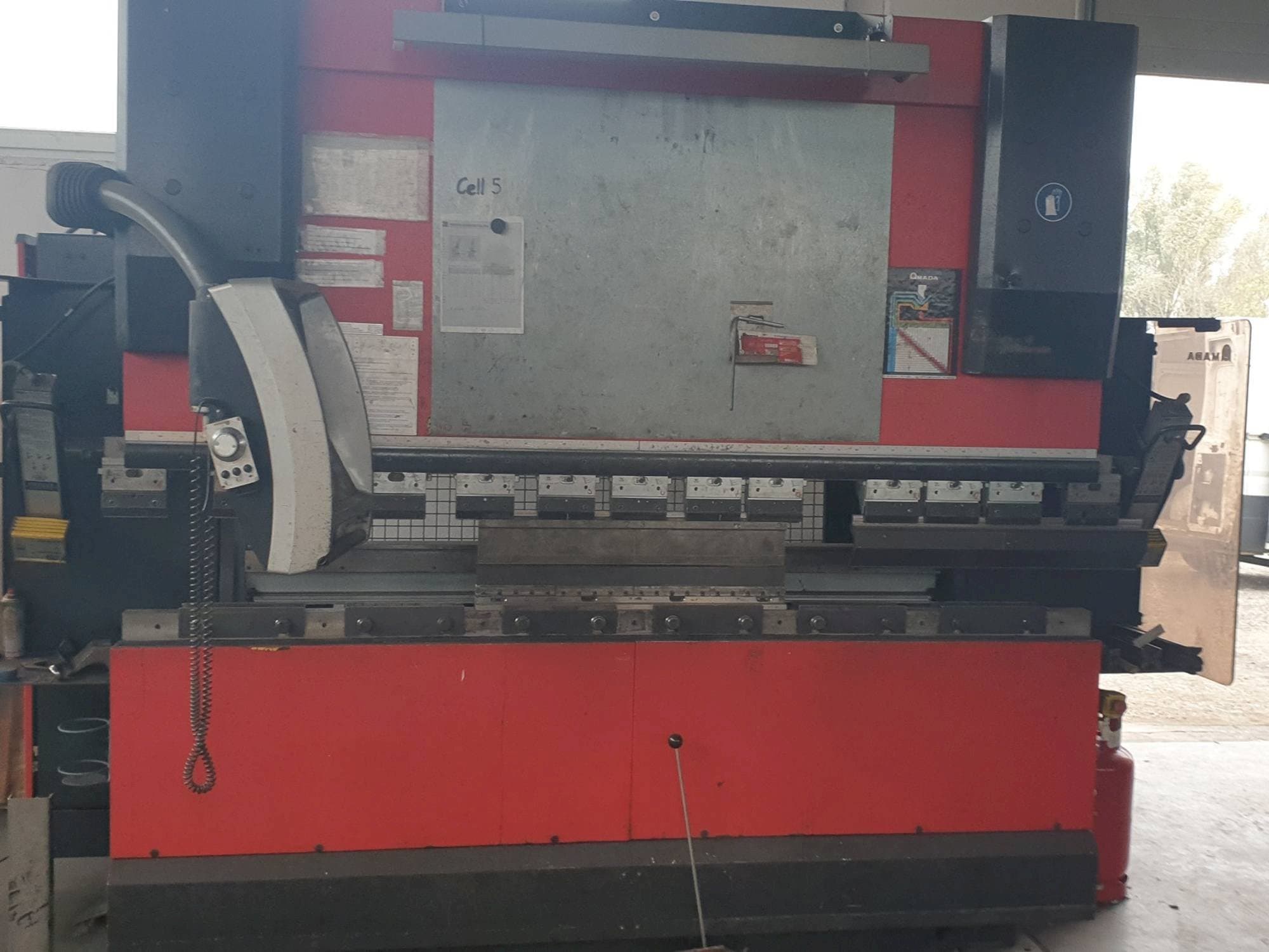 Makine AMADA HFE 8025/7 - Önden görünüm