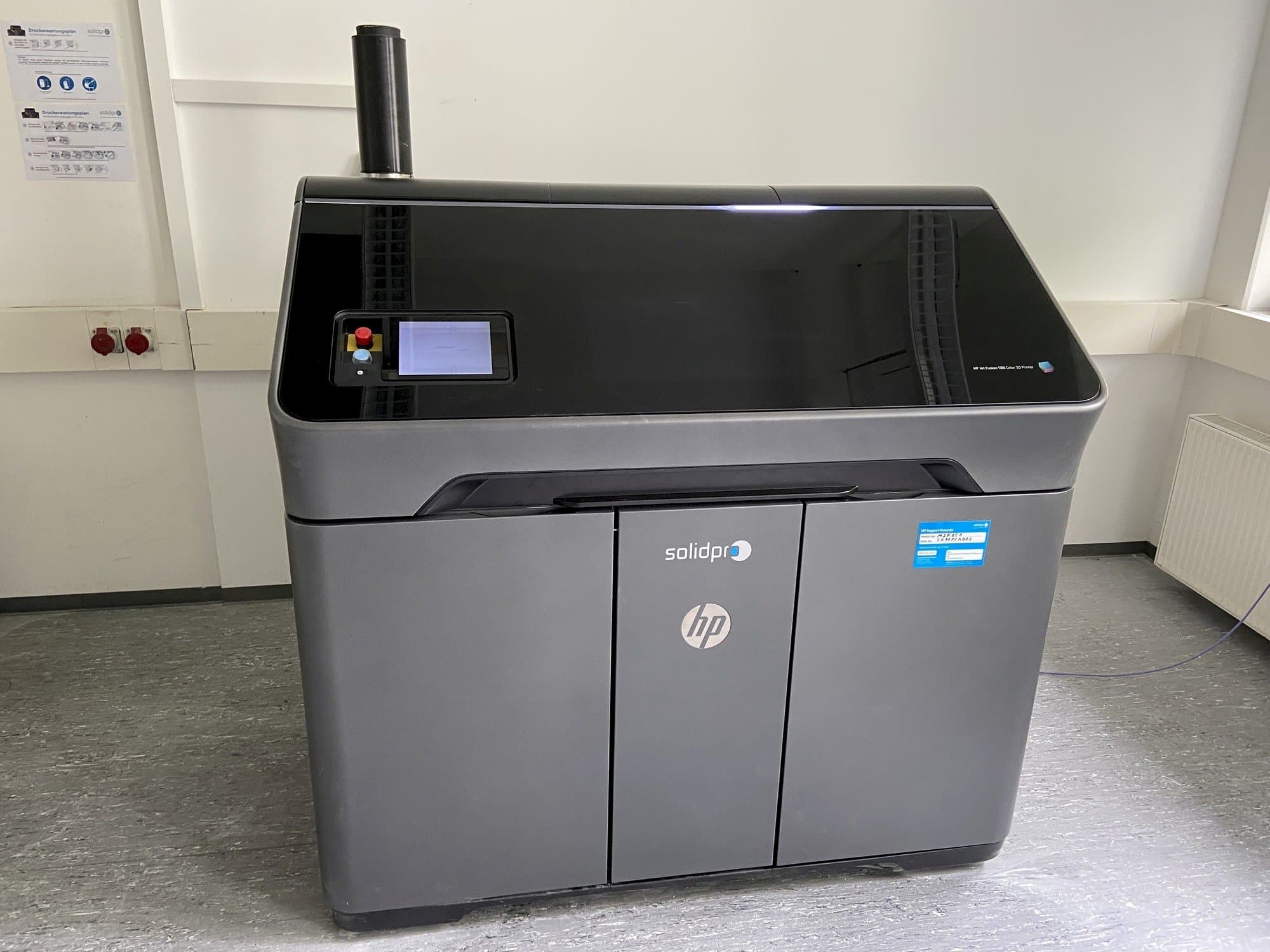 Makine  HP Jet Fusion 580 Color 3D printer - Önden görünüm