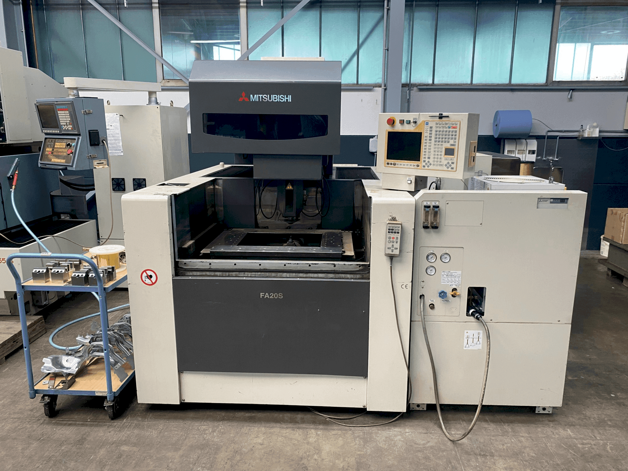 Makine  Mitsubishi FA 20 SM - Önden görünüm