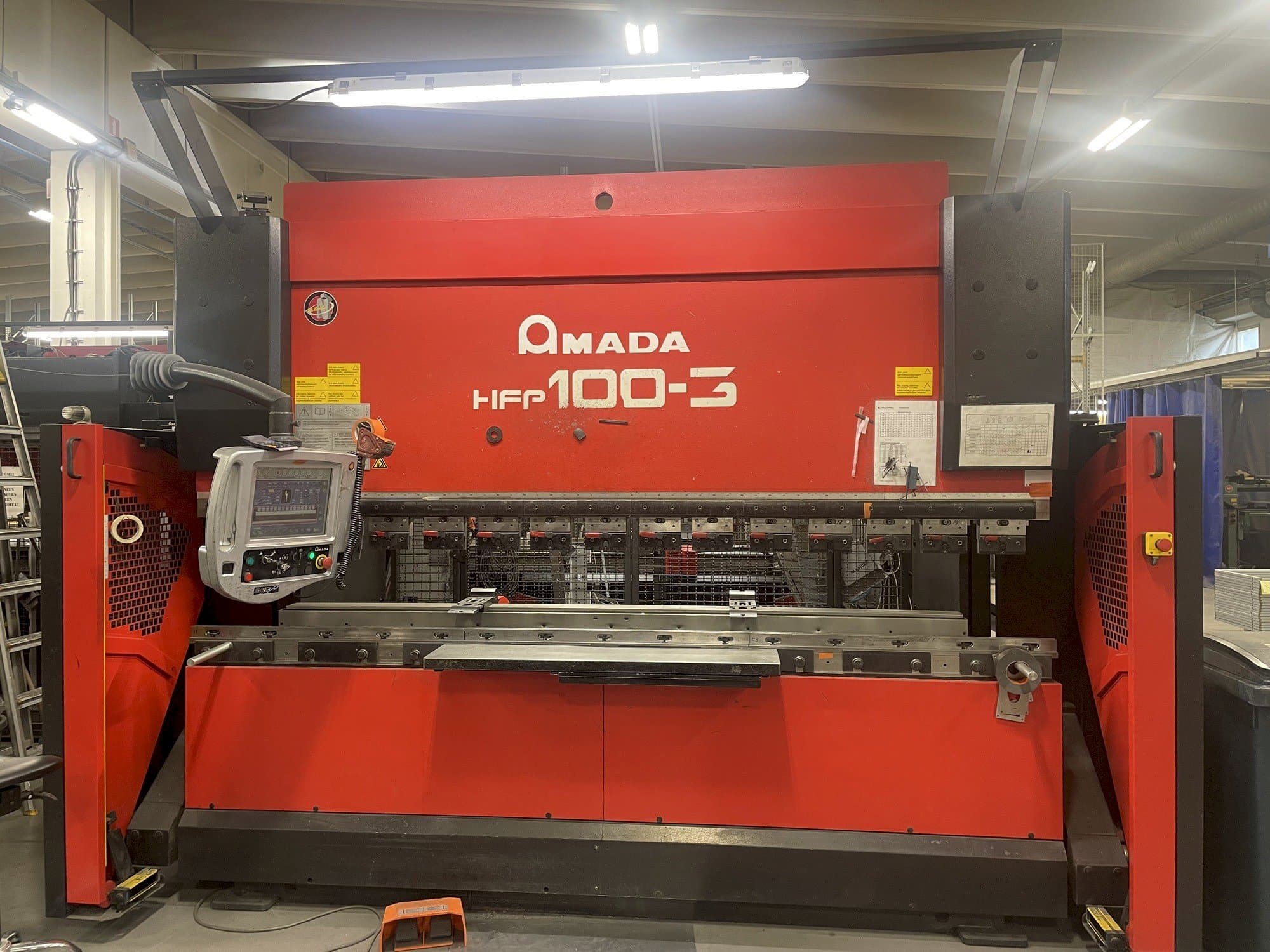 Makine AMADA HFP 100-3 - Önden görünüm