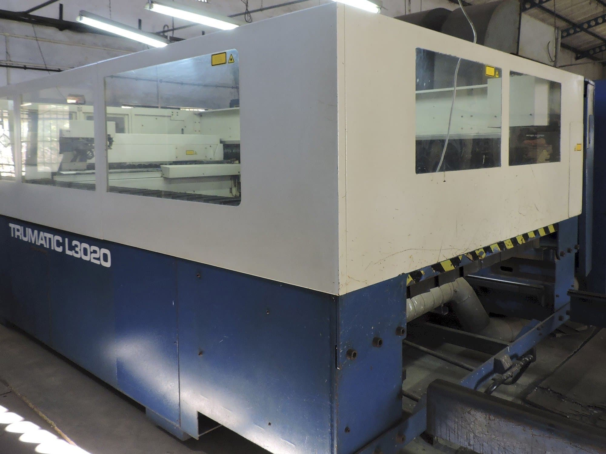 Makine Trumpf - Sağdan görünüm Trumatic L3020
