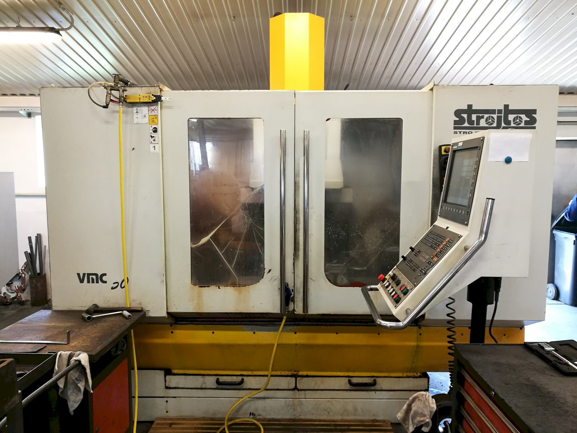 Makine Strojtos VMC 50 - Önden görünüm