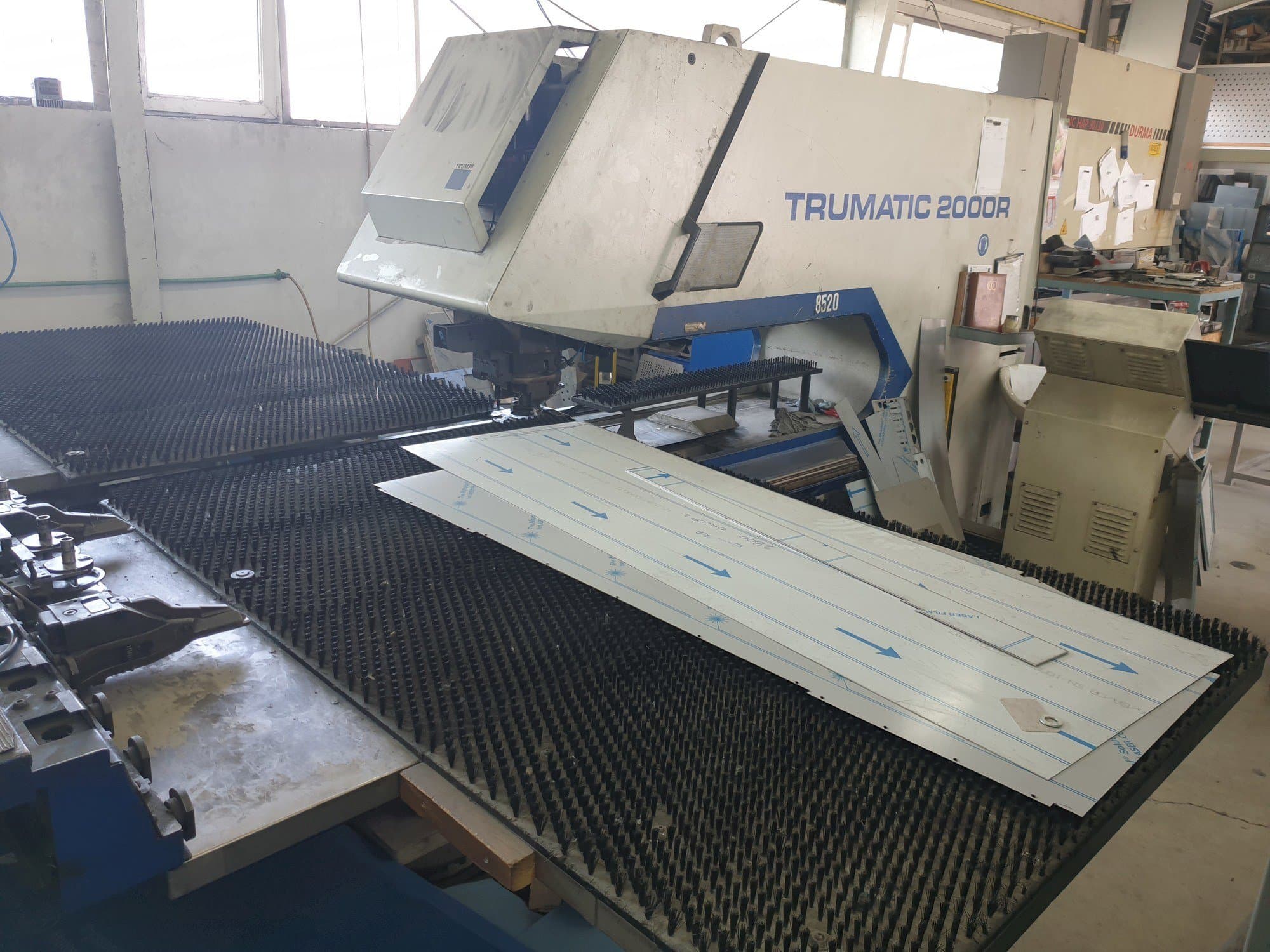 Makine Trumpf Trumatic 2000R - Önden görünüm