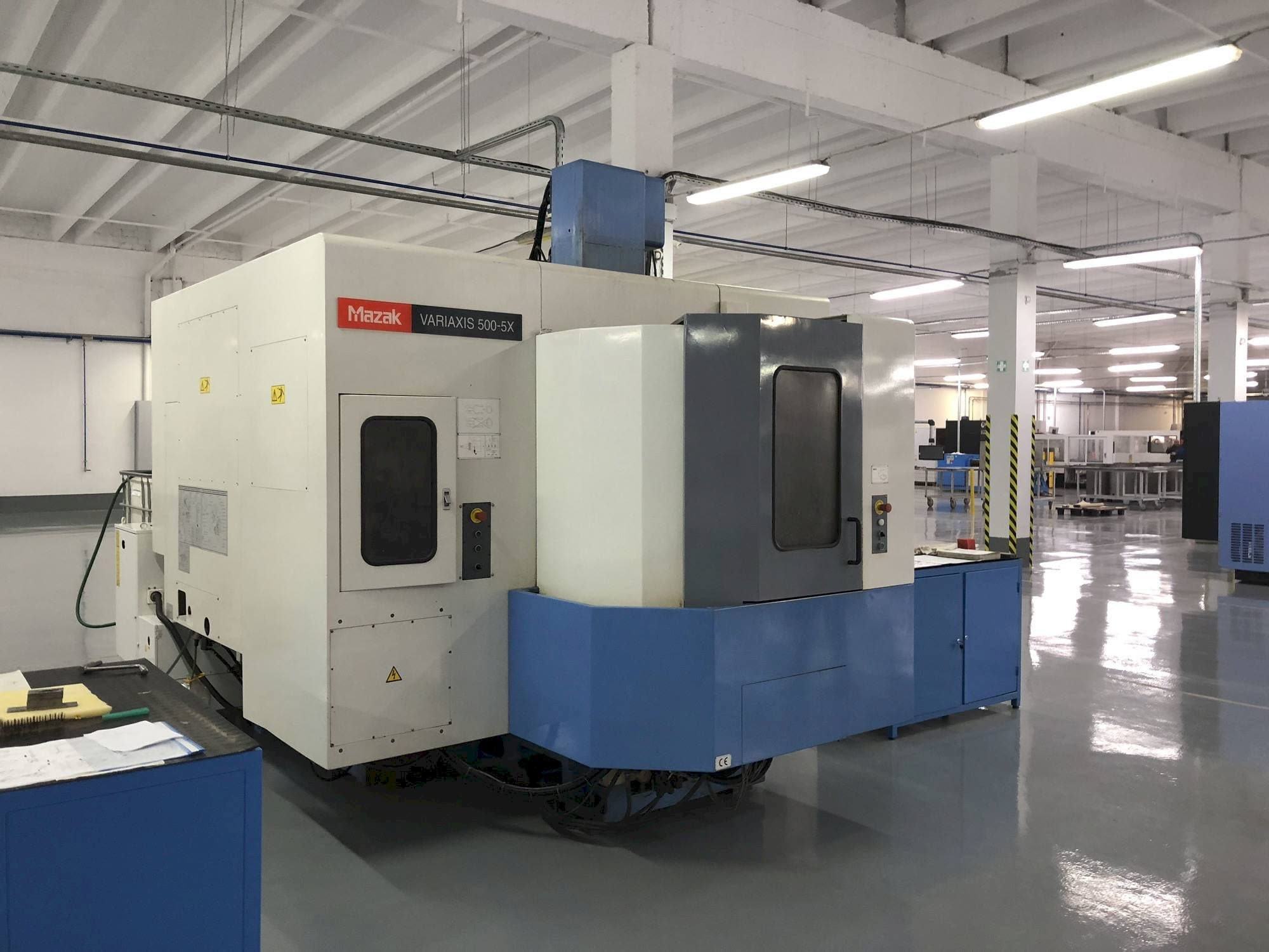 Makine Mazak VARIAXIS 500-5X - Önden görünüm