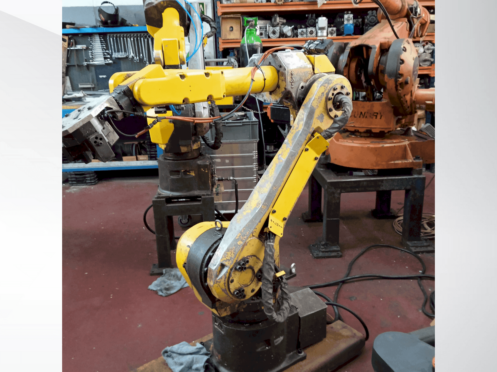 Makine  FANUC M-16iB - Önden görünüm