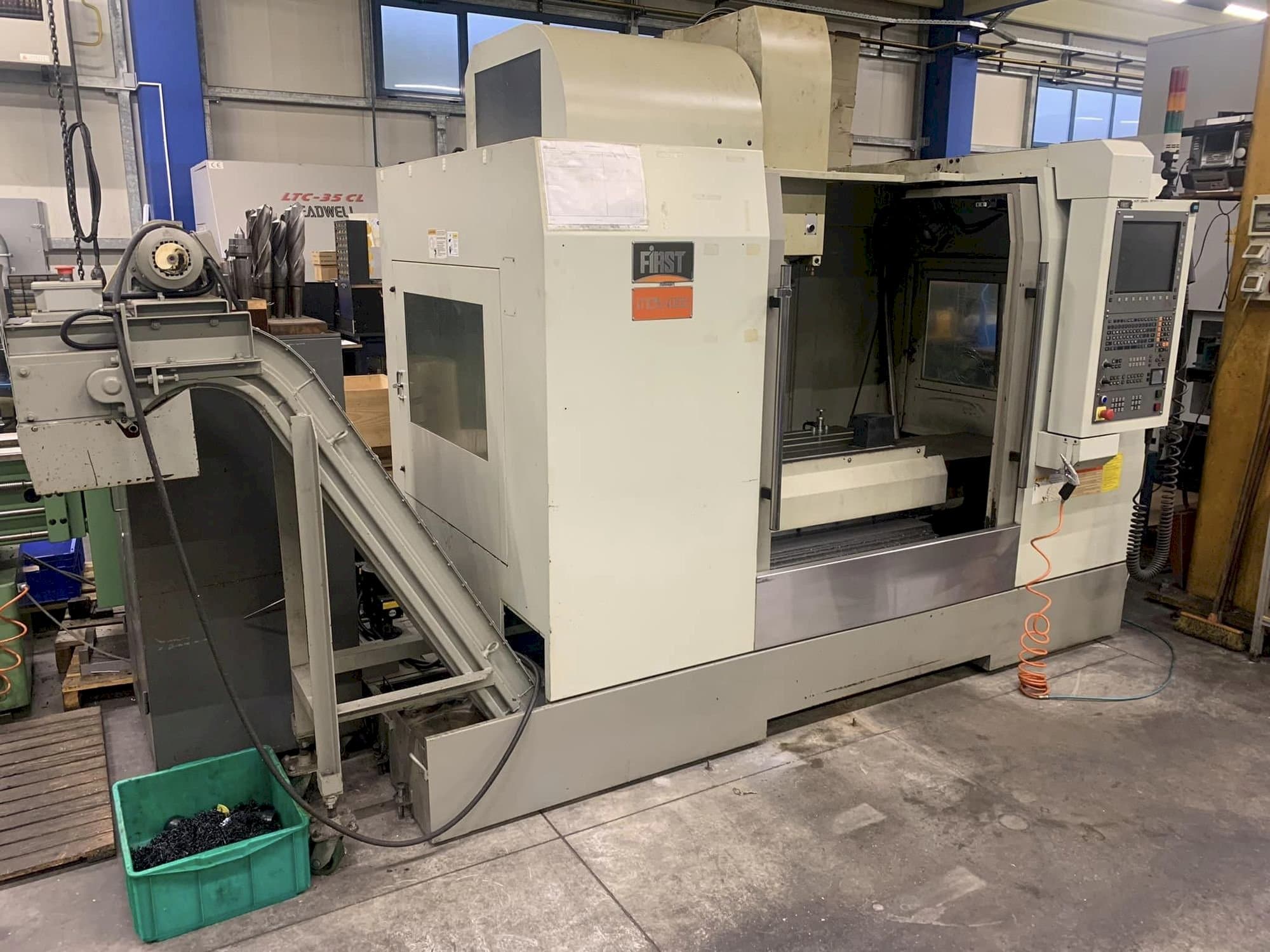 Makine FIRST MCV 1000 - Önden görünüm