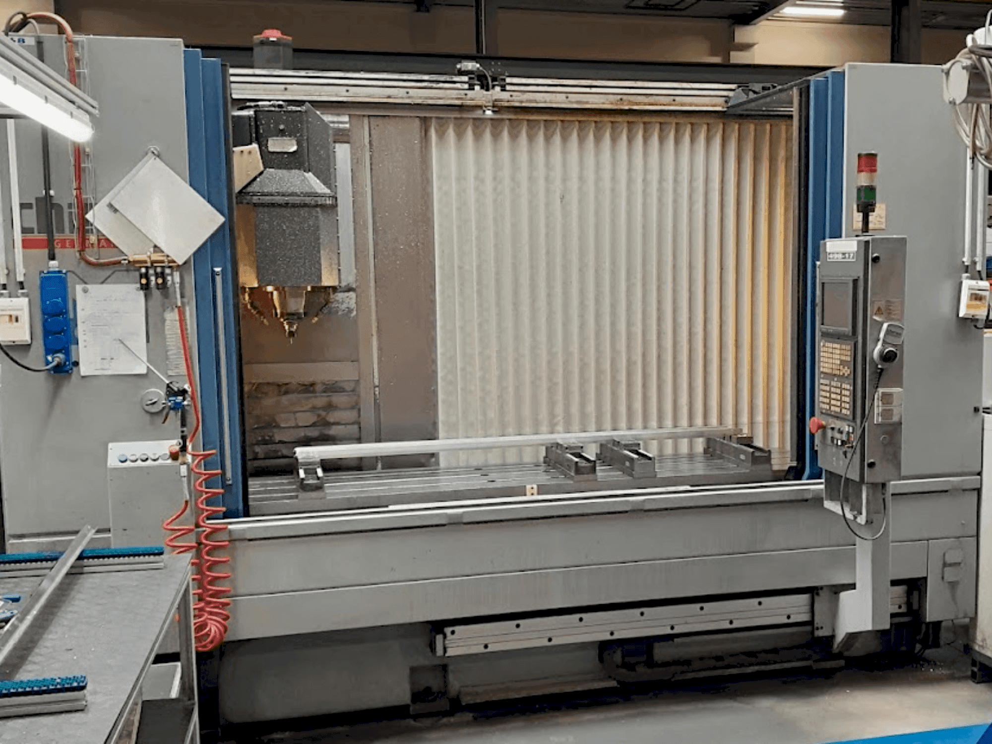 Makine CHIRON MILL 2000 - Önden görünüm