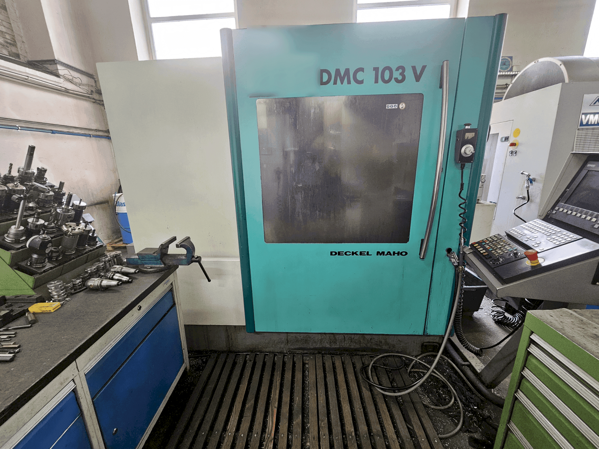 Makine DECKEL MAHO DMC 103V - Önden görünüm