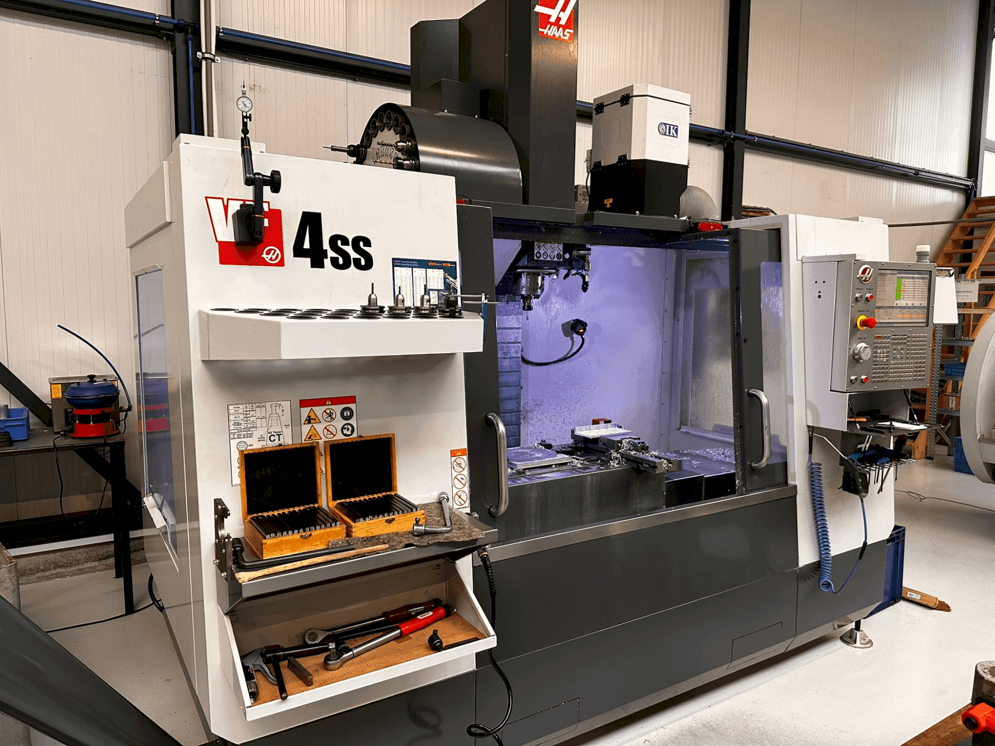 Makine HAAS VF-4SS - Önden görünüm