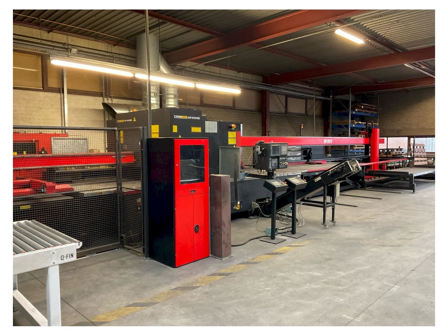 Makine AMADA LC-2415 alpha III - Önden görünüm