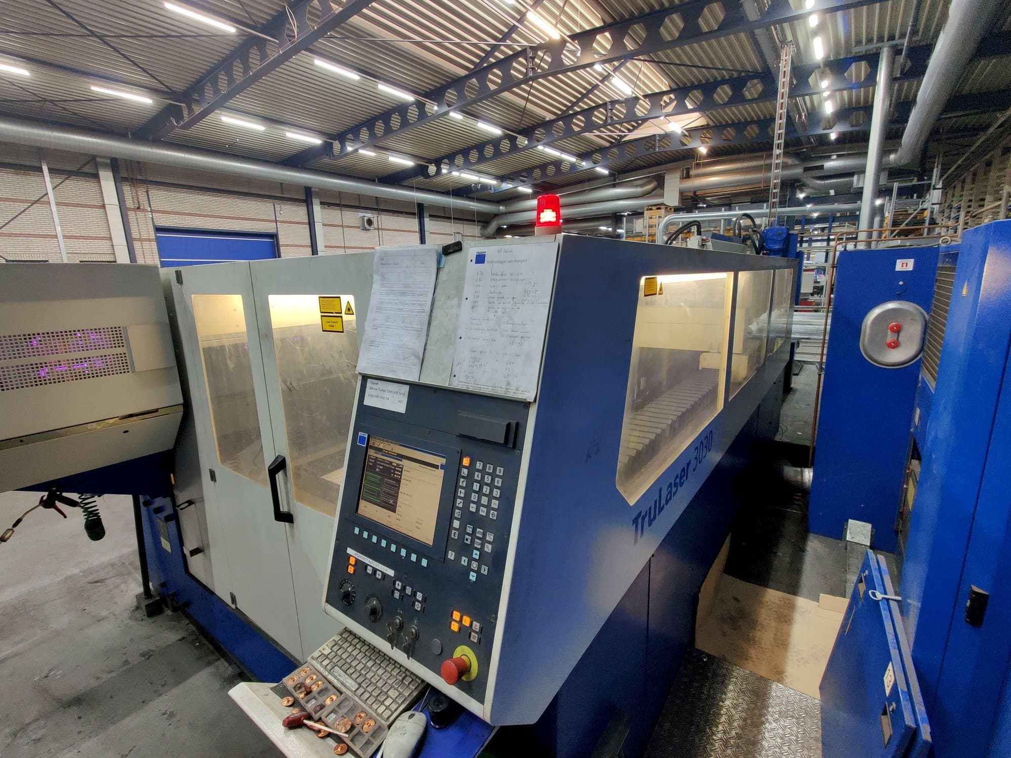 Makine Trumpf TruLaser 3030 - Önden görünüm