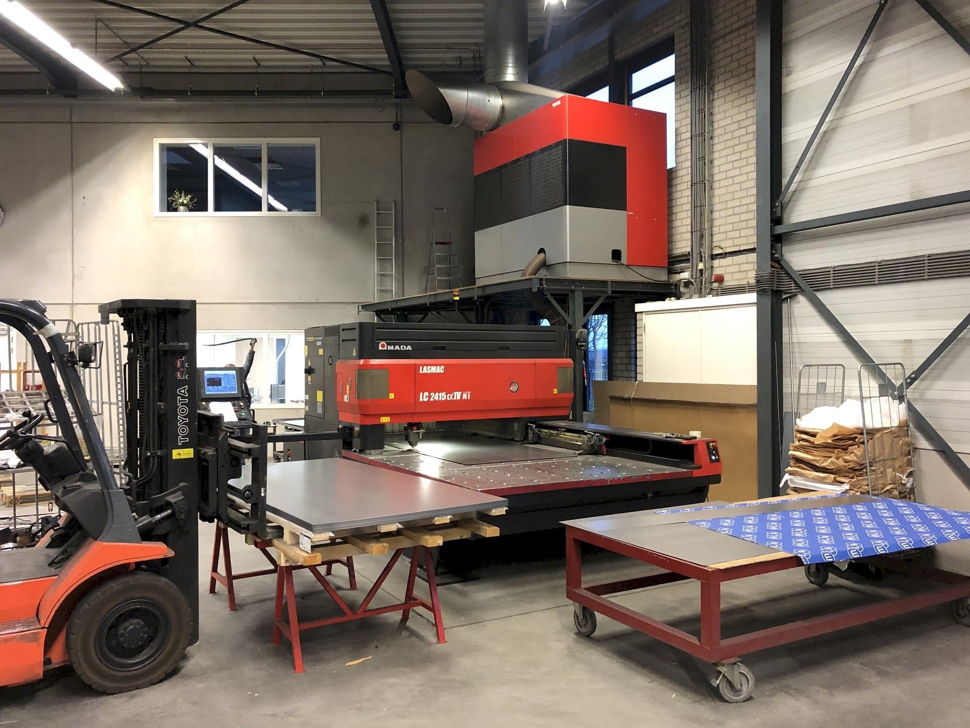 Makine  AMADA LC 2415 Alpha IV NT - Önden görünüm