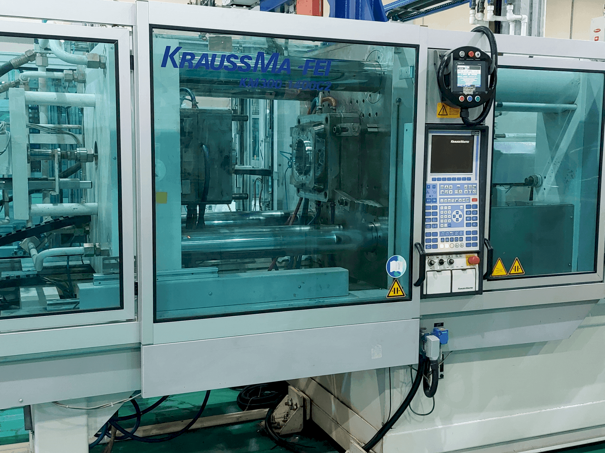 Makine  Krauss Maffei 300 – 1400 C2 - Önden görünüm