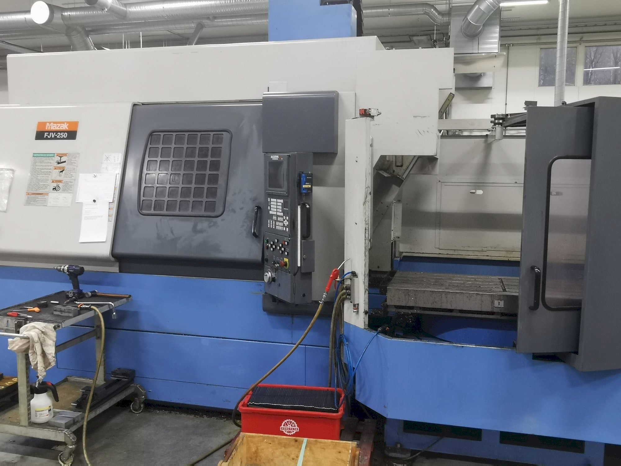 Makine Mazak FJV250 - Önden görünüm
