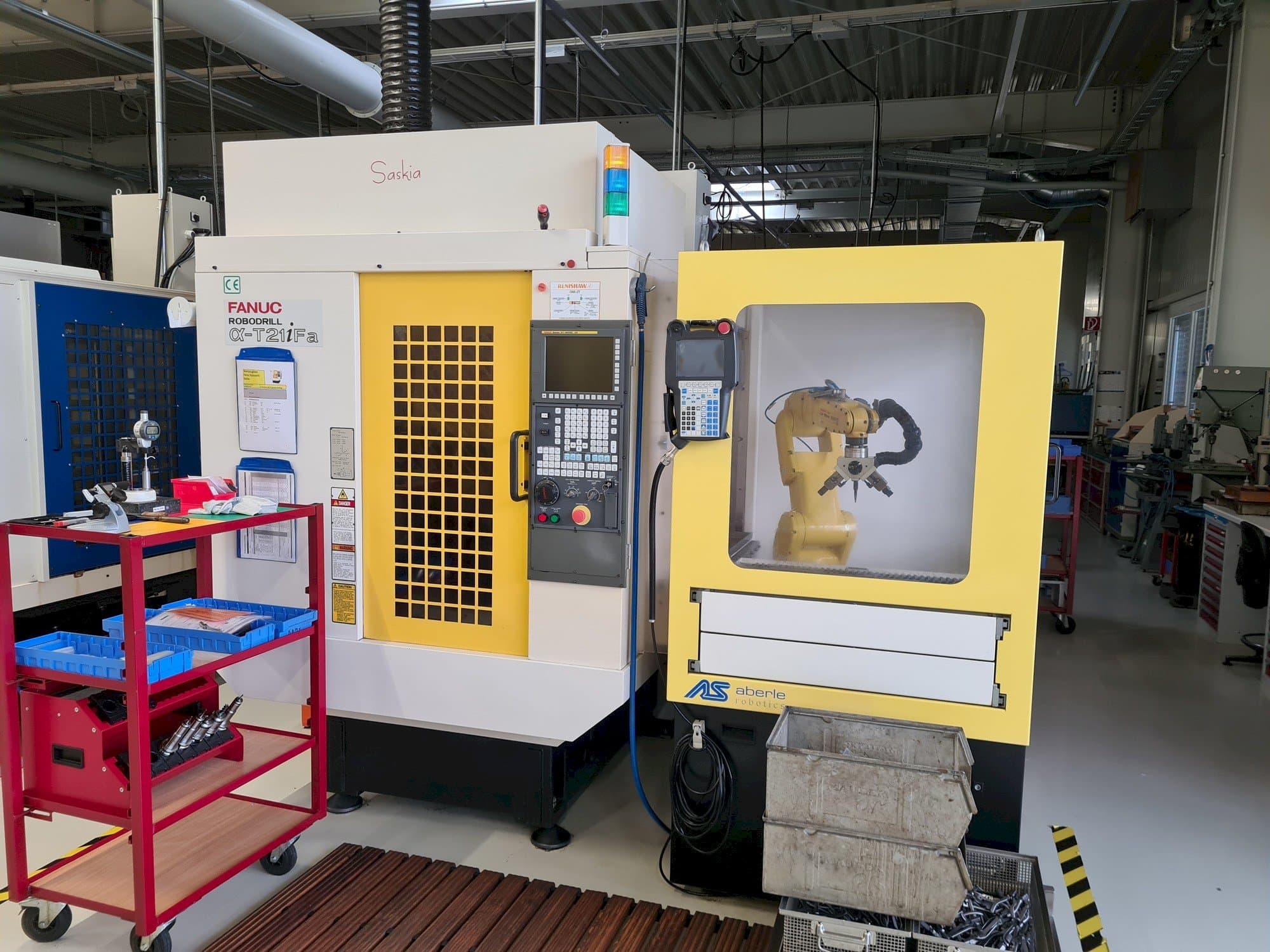 Makine FANUC Robodrill ALPHA T21iFA - Önden görünüm
