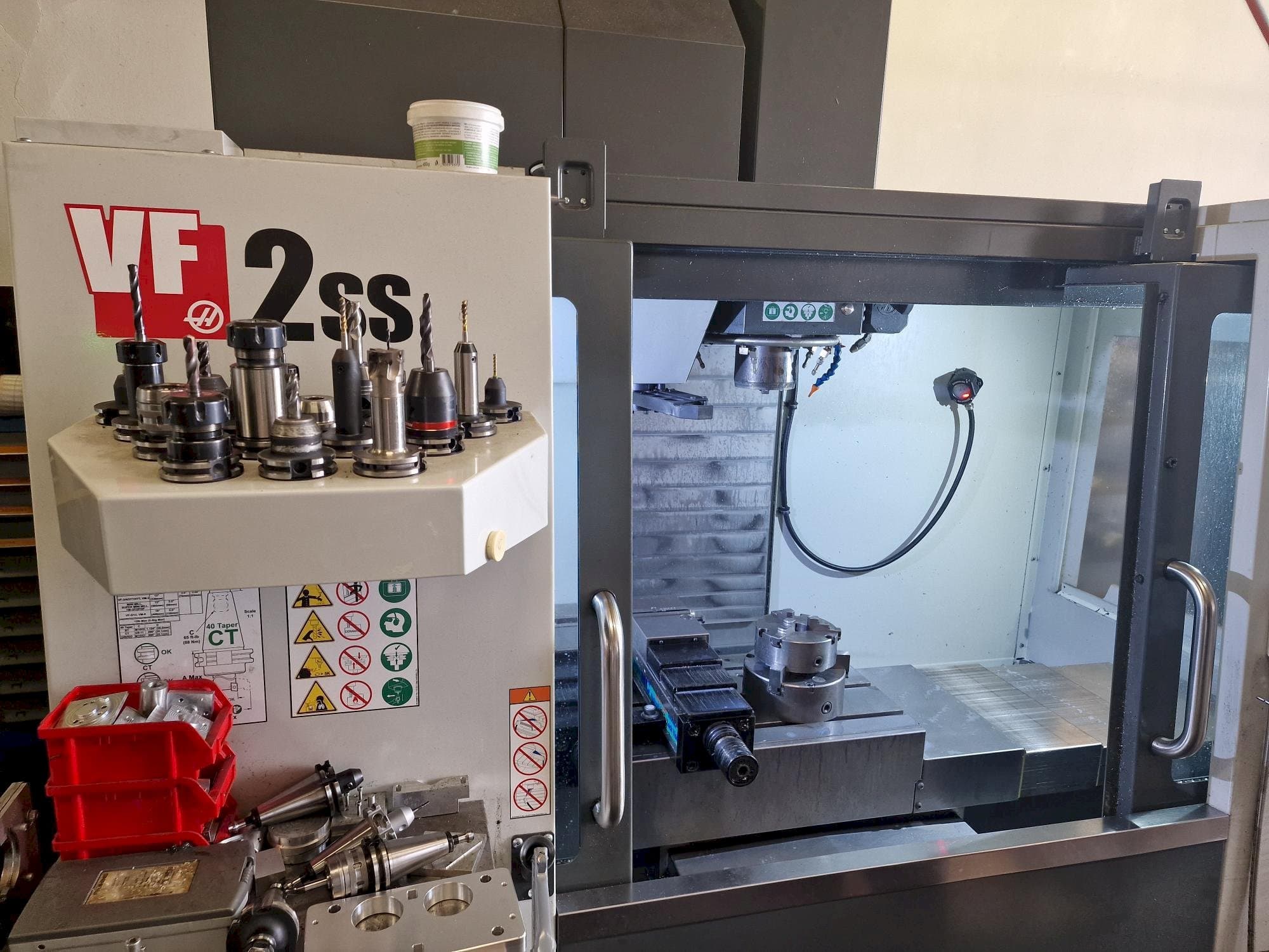Makine HAAS VF-2SS - Önden görünüm