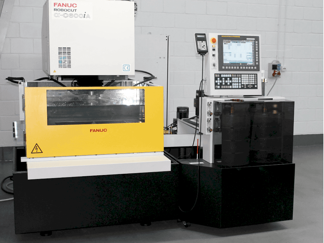 Makine FANUC RoboCut Alfa C600iA - Önden görünüm