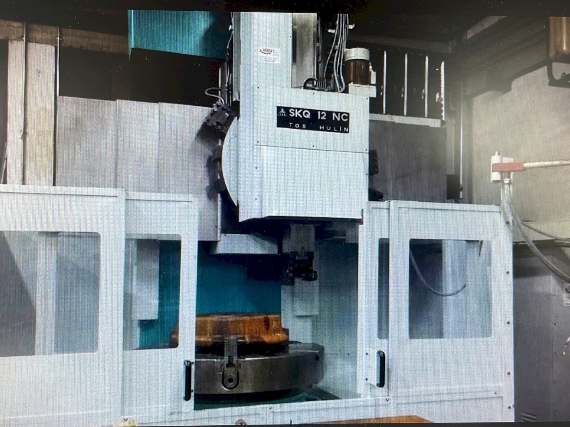 Makine  TOS SKQ 12 NC - Önden görünüm