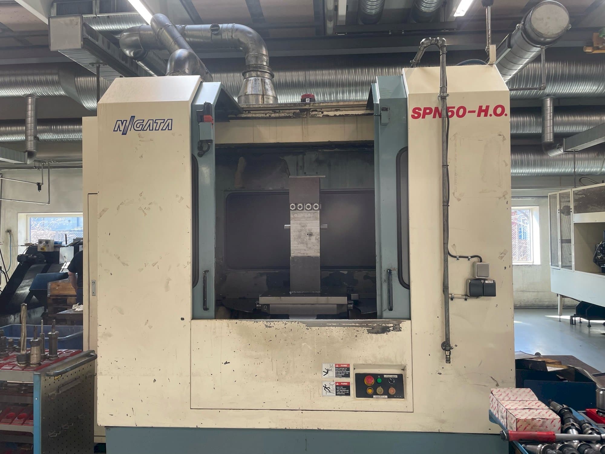 Makine Niigata SPN 50-HO - Önden görünüm