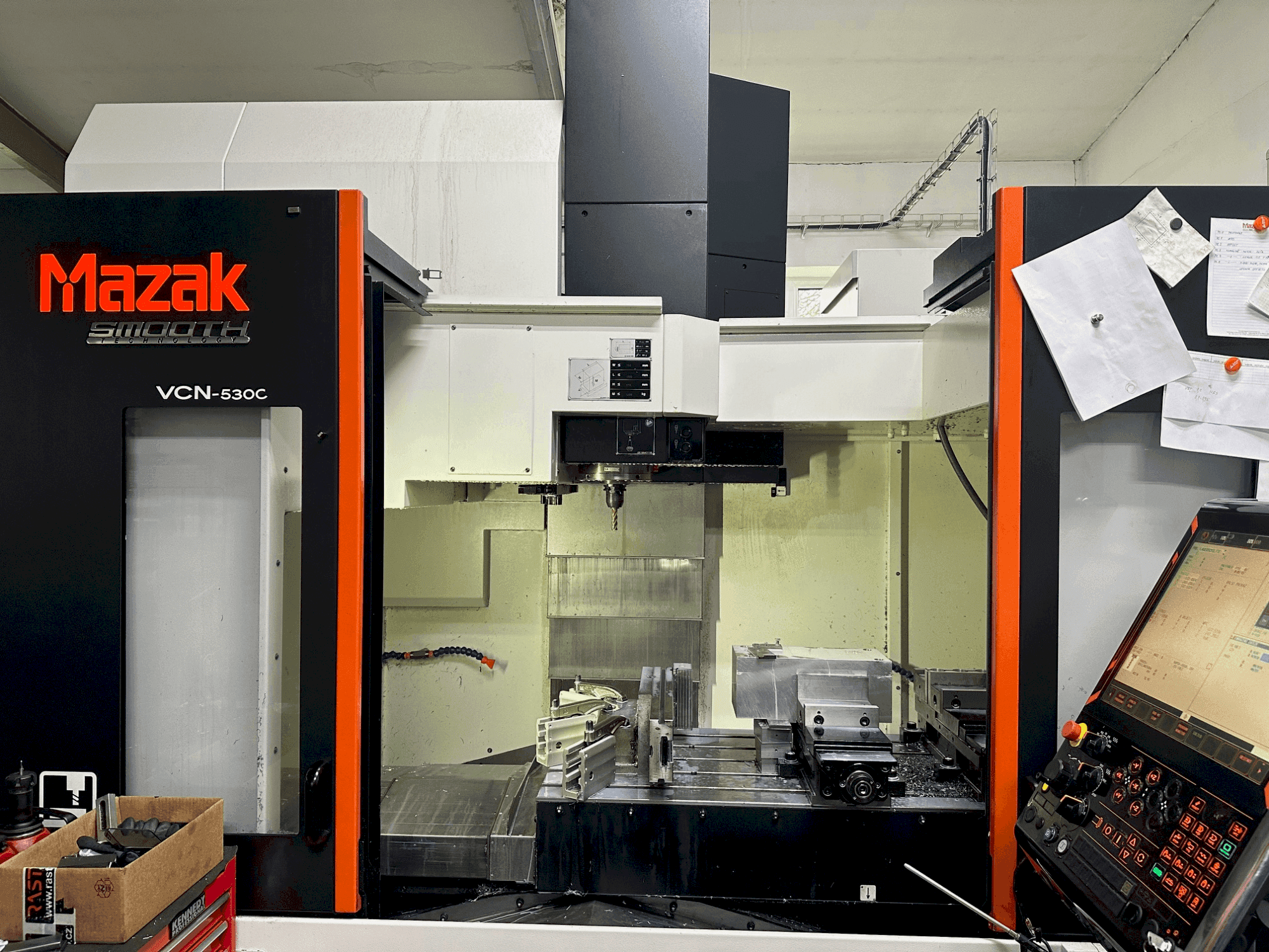 Makine  Mazak VCN-530C - Önden görünüm