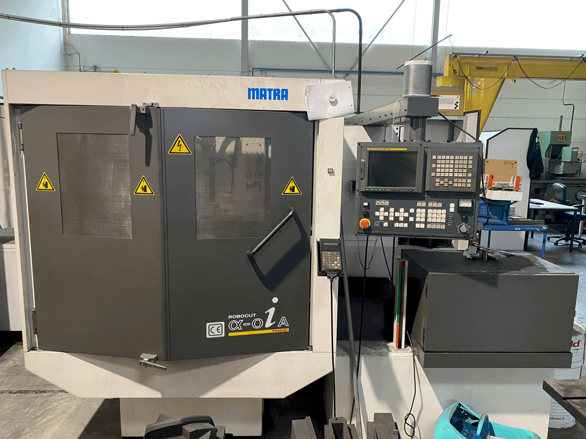 Makine  FANUC ROBOCUT α-0iA - Önden görünüm