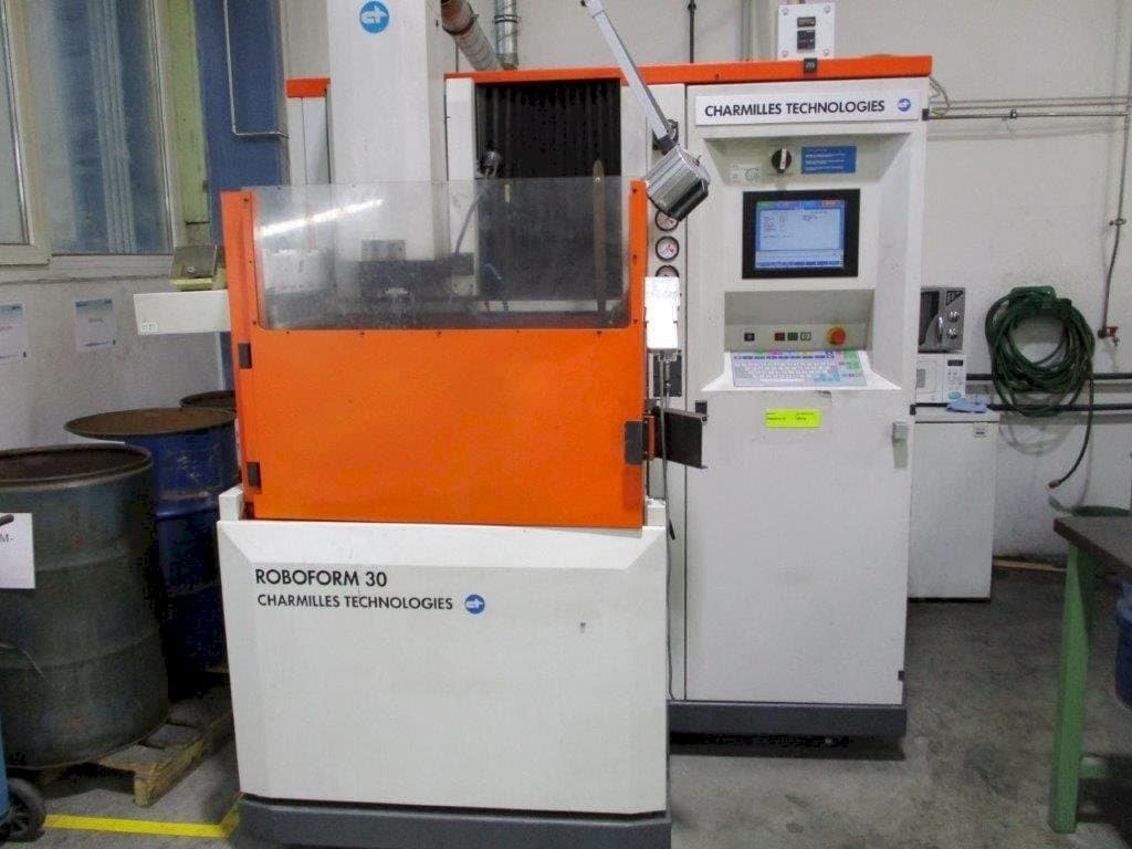 Makine AgieCharmilles Roboform 30 - Önden görünüm