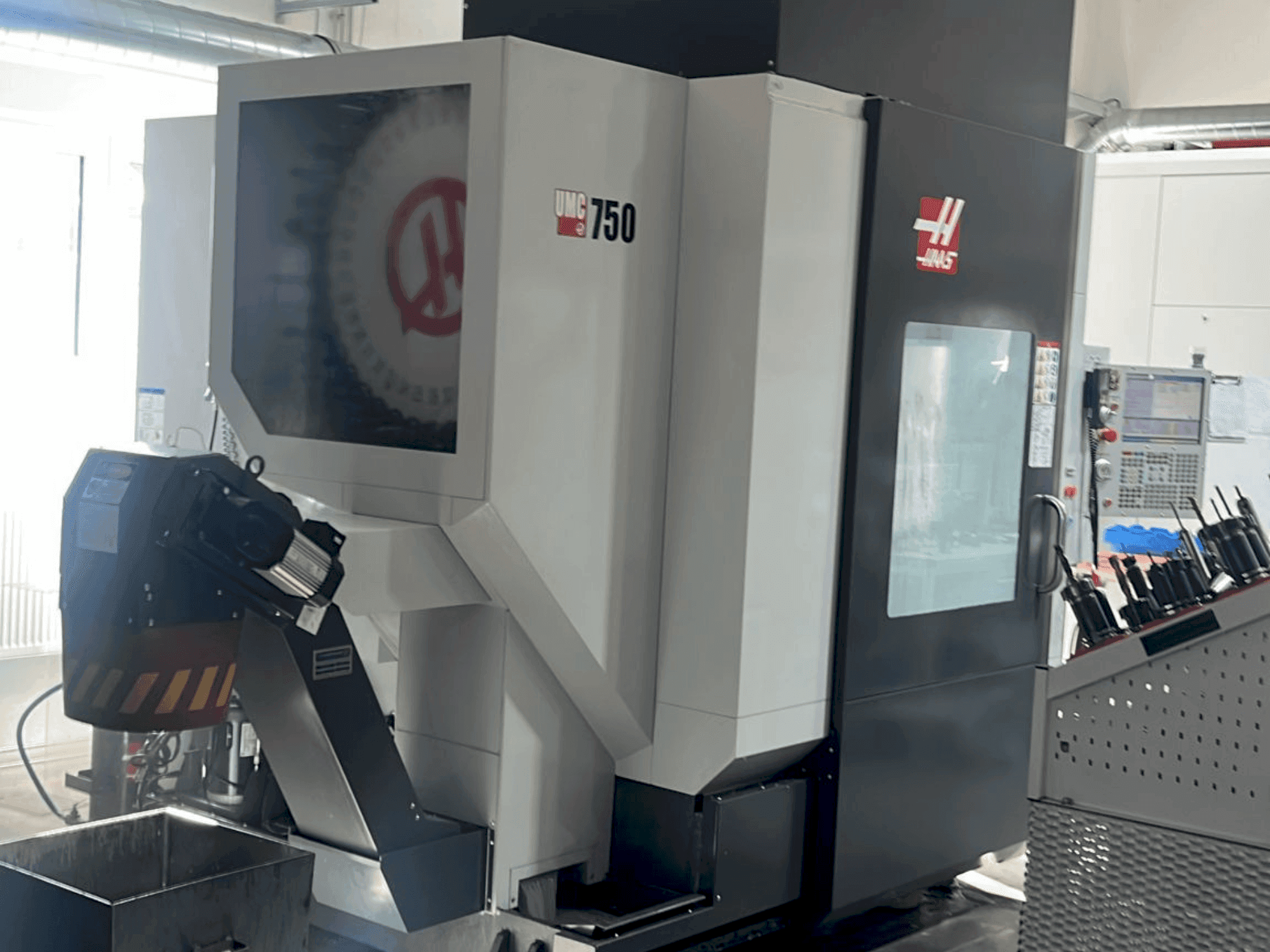 Makine  HAAS UMC-750 - Önden görünüm