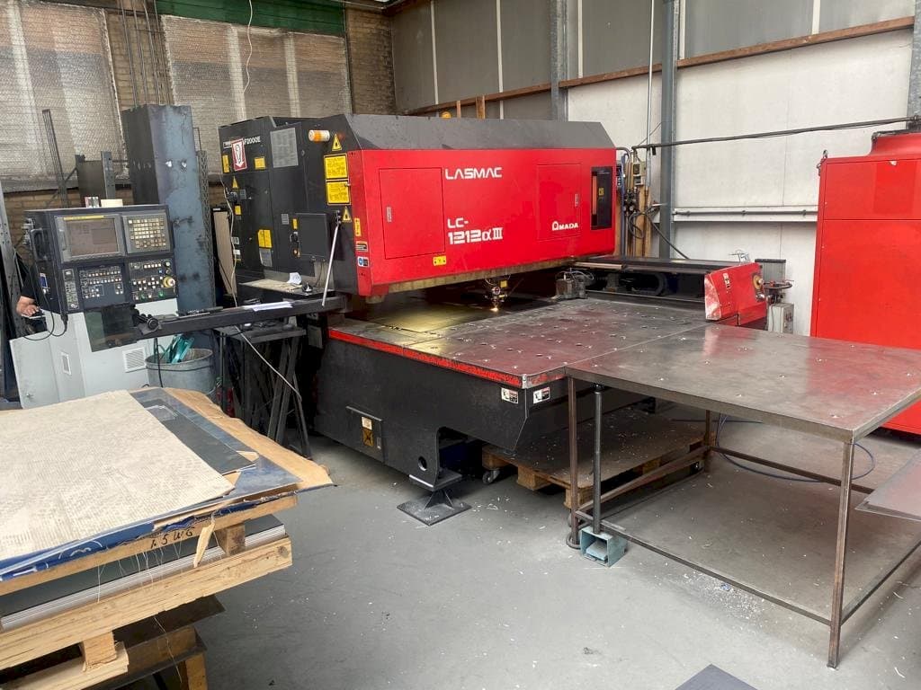 Makine AMADA LC 1212 A3 - Önden görünüm