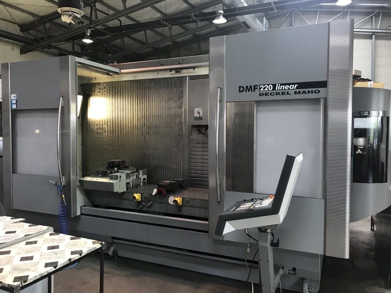 Makine DECKEL MAHO DMF 220 Linear - Önden görünüm