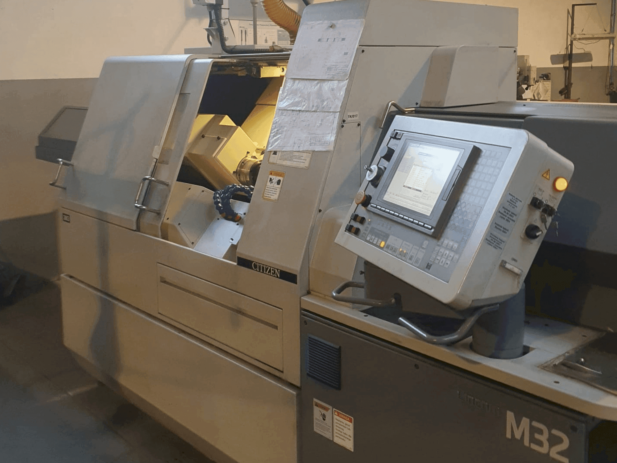 Makine Citizen M32 - Önden görünüm