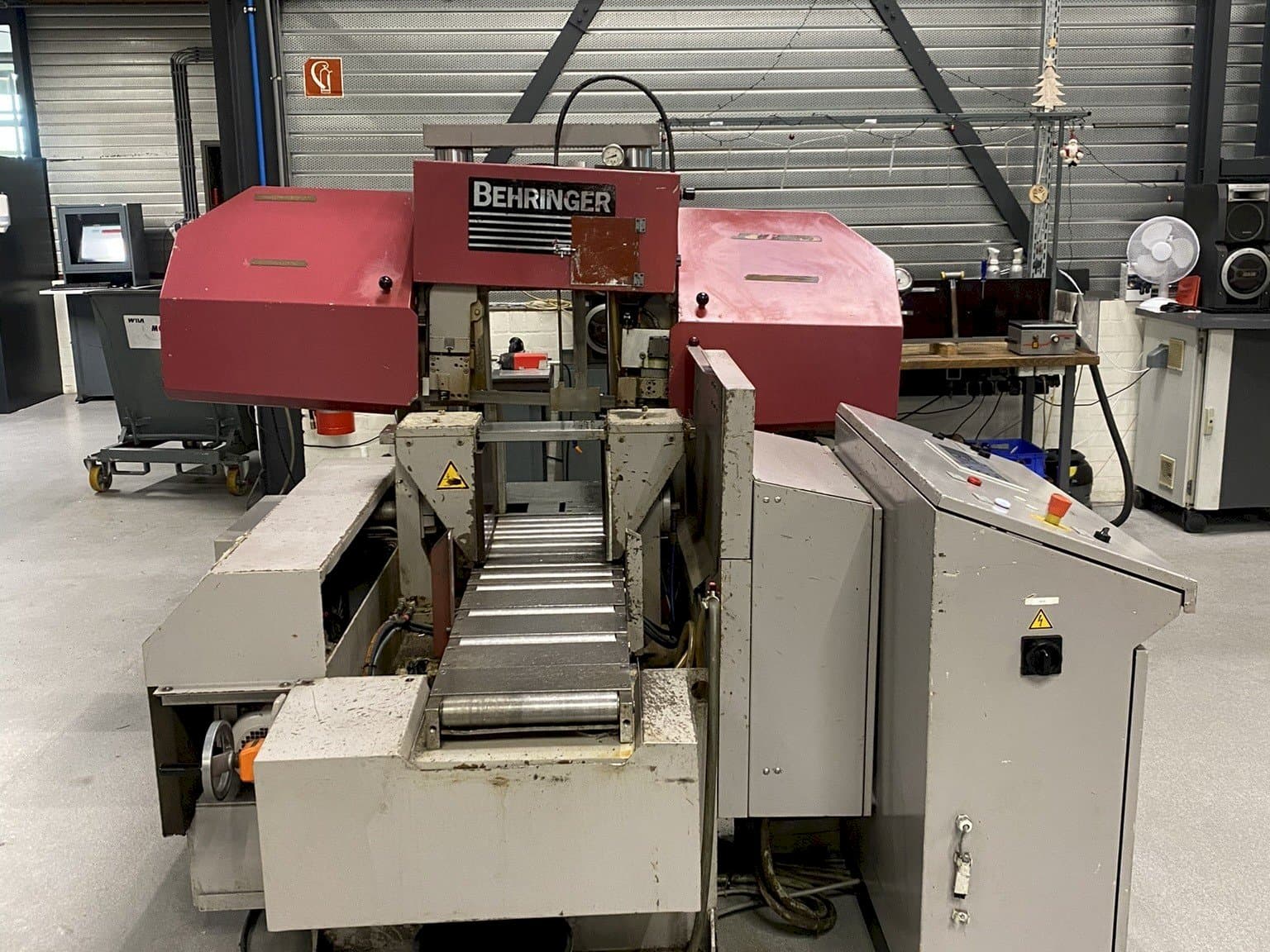 Makine Behringer HPB 303A - Önden görünüm