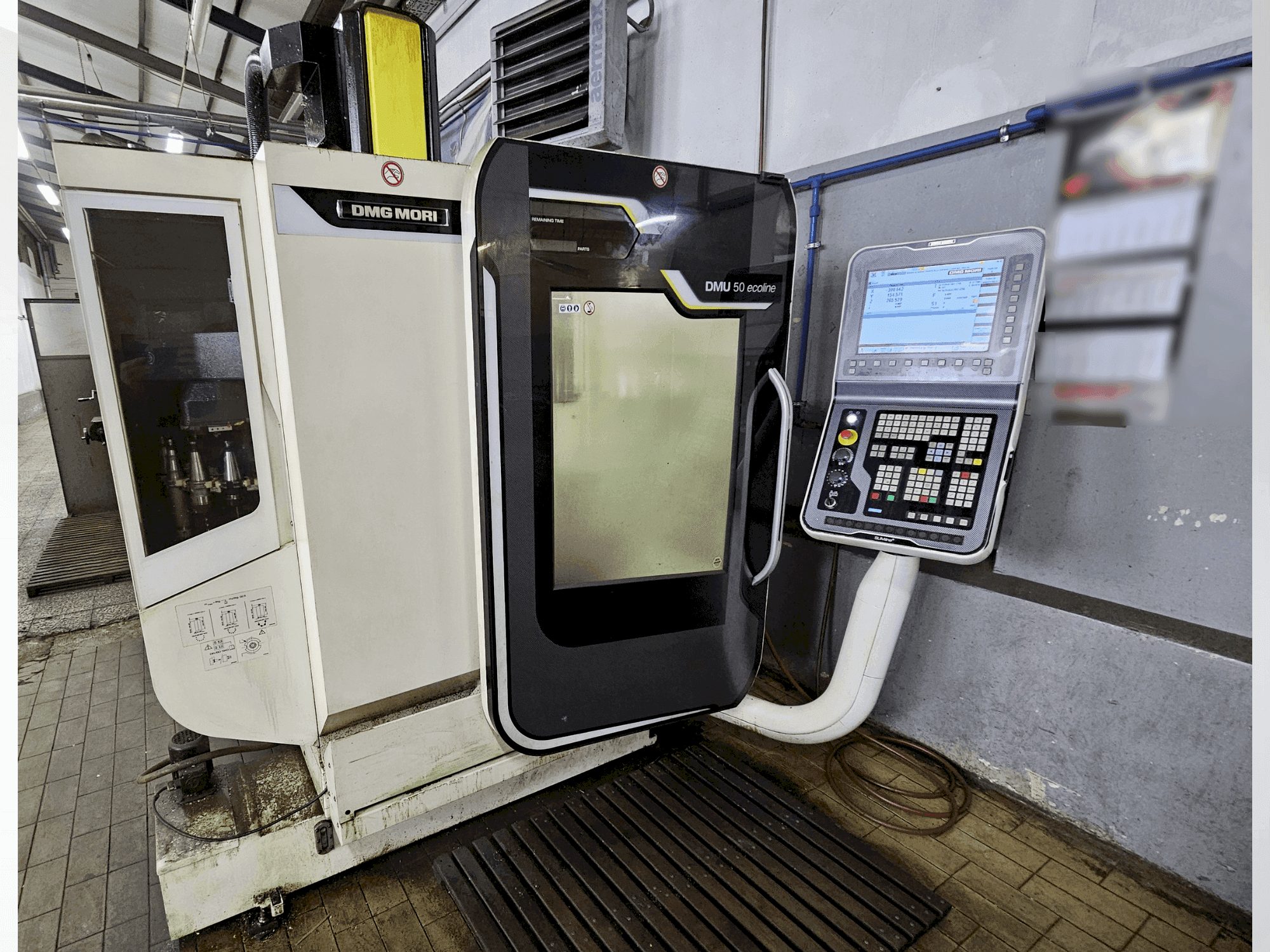 Makine  DMG MORI DMU 50 ecoline - Önden görünüm
