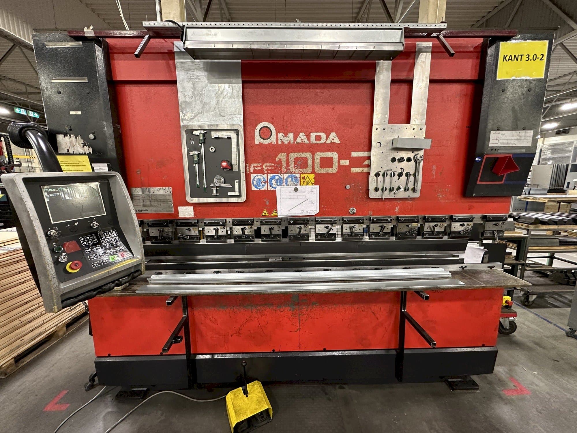 Makine AMADA HFE 100-3 - Önden görünüm