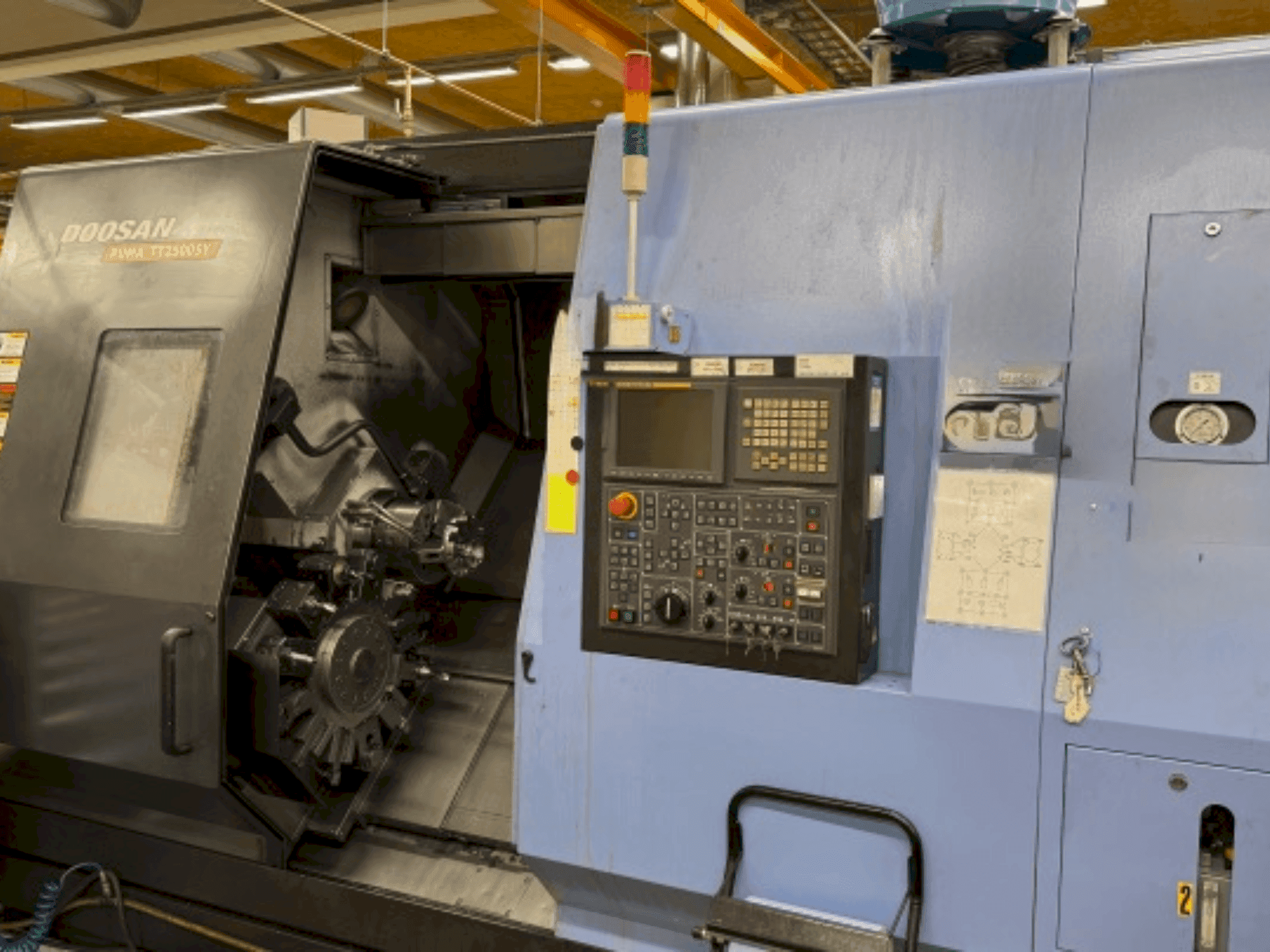 Makine  DOOSAN Puma TT 2500 SY - Önden görünüm