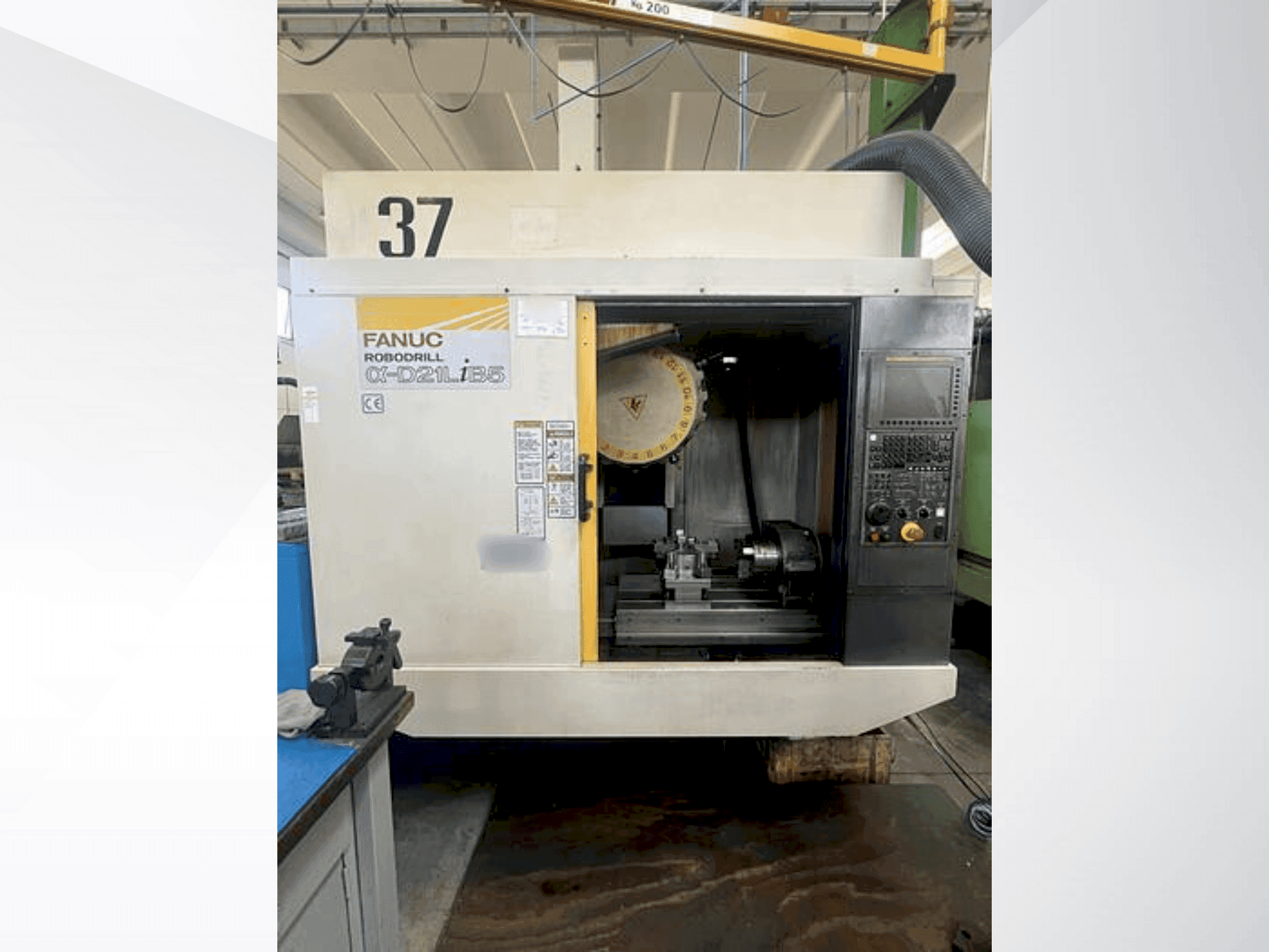 Makine FANUC Robodrill Alpha-D21LiB5 - Önden görünüm