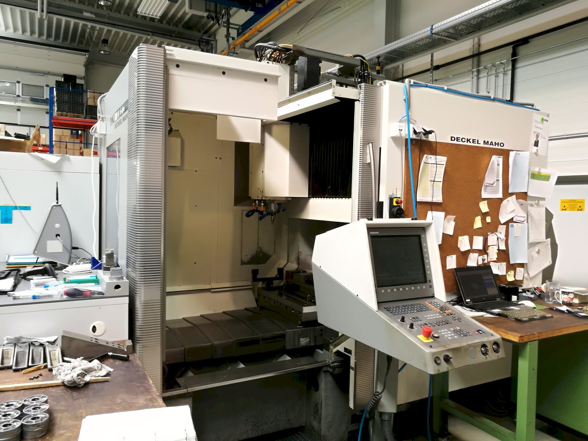 Makine DECKEL MAHO DMC 100 V Hi-Dyn - Önden görünüm