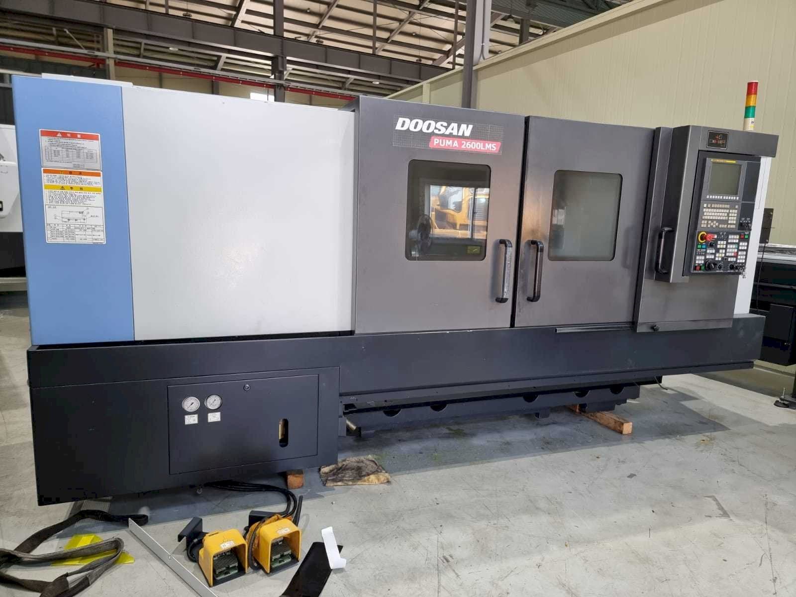 Makine  Doosan PUMA 2600LMS - Önden görünüm