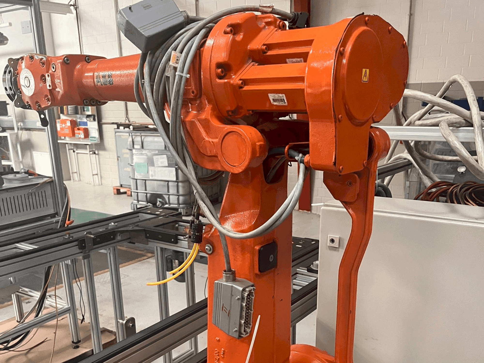 Makine ABB IRB 2400 M2004 - Önden görünüm